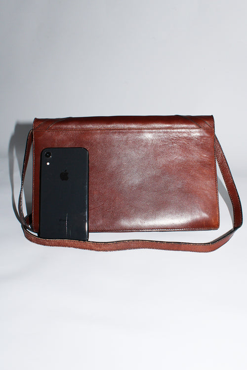 Achterkant van 70s vintage leren schoudertas met strak silhouet