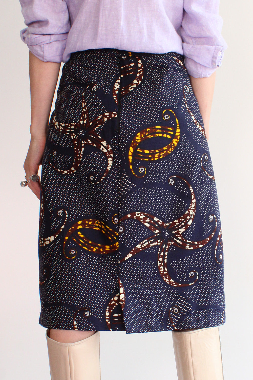 Vintage jaren 90 handgemaakte Afrikaanse batik rok donkerblauw-geel-wit-aubergine gedragen achterkant - katoenen rok met ritssluiting