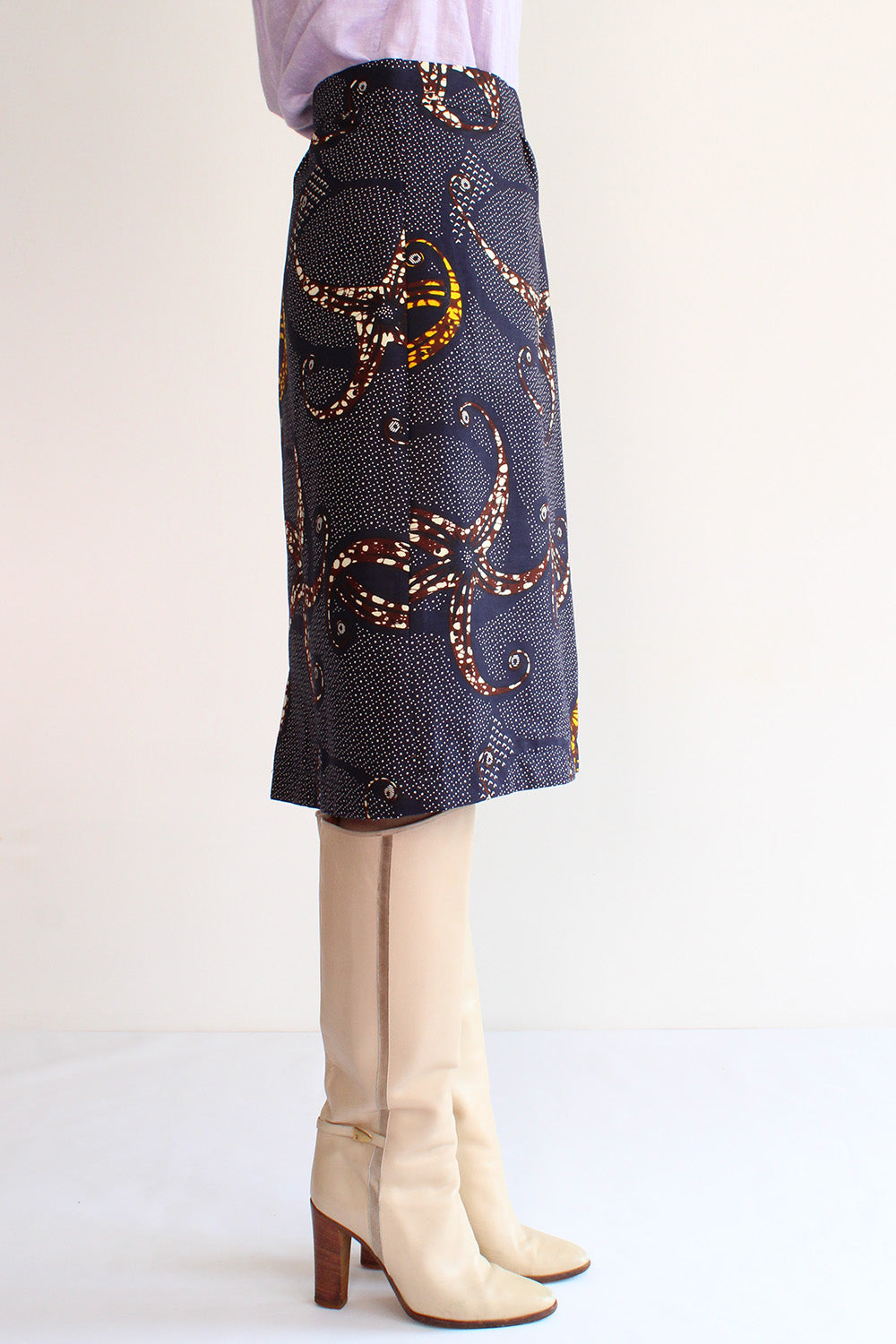 Vintage jaren 90 handgemaakte Afrikaanse batik rok donkerblauw-geel-wit-aubergine gedragen zijkant - katoenen rok met splitje