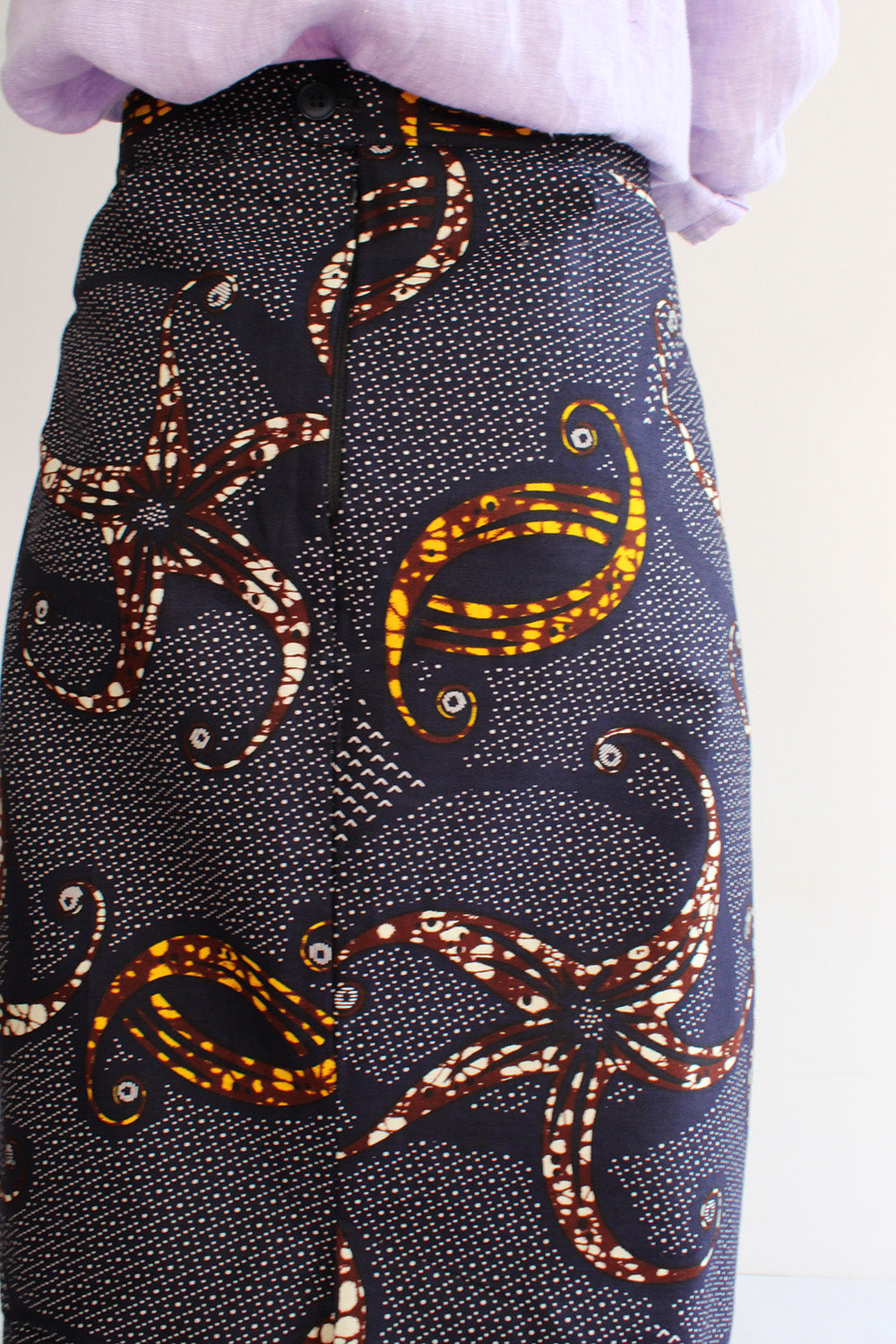 Vintage jaren 90 handgemaakte Afrikaanse batik rok donkerblauw-geel-wit-aubergine gedragen achterkant - katoenen rok sluiting