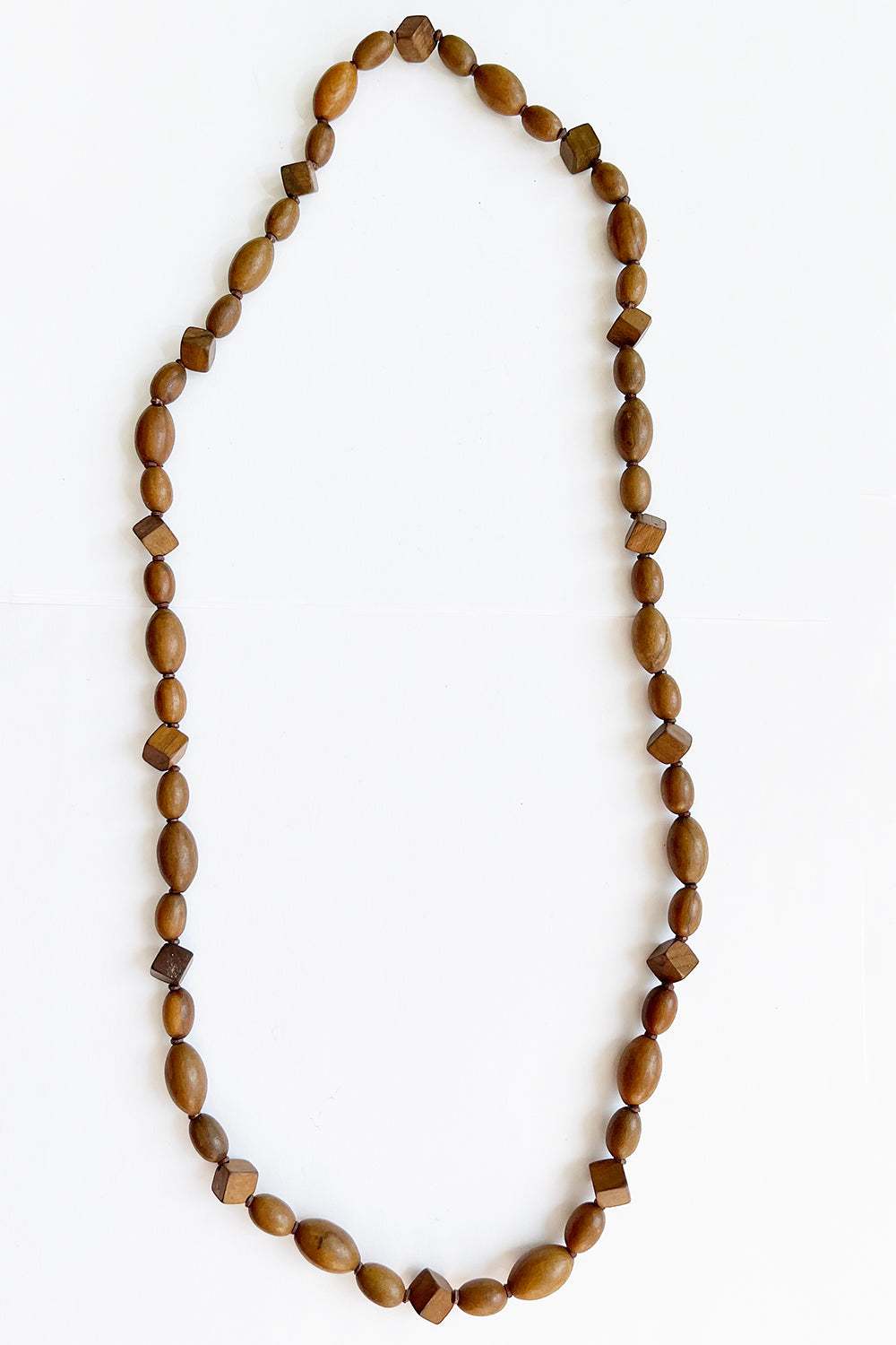 Vintage handgemaakte houten kralenketting bruin gedragen - lange ketting styling