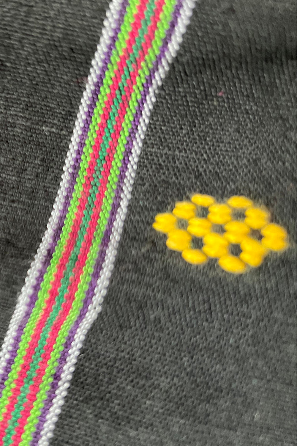 Close up stofdetail vintage jaren 70 Mexicaanse handgeborduurde top in zwart met kleurrijk borduurwerk, ongedragen katoenen blouse