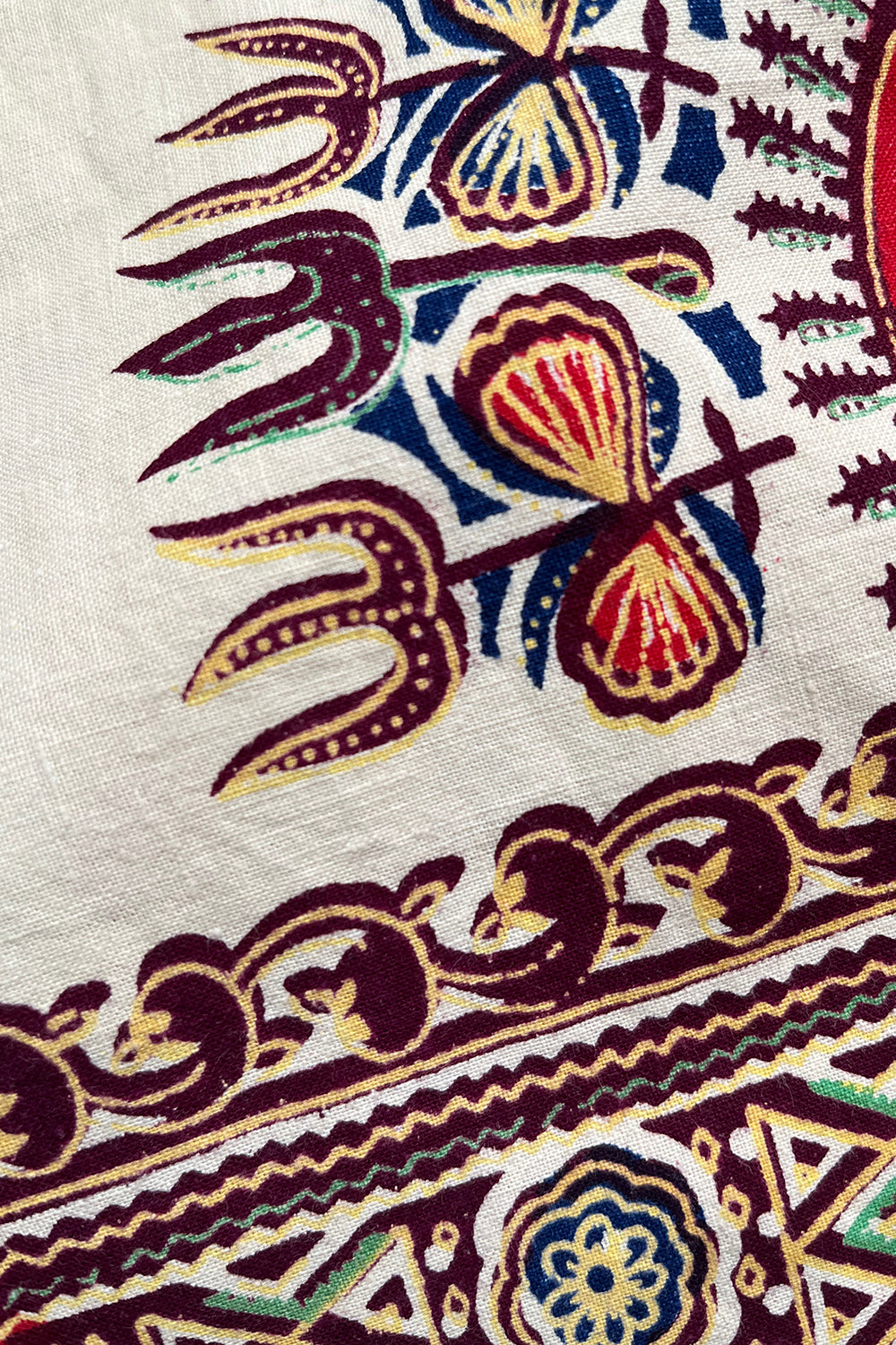 Stofdetail vintage jaren 70 handgemaakte Dashiki tuniek in crème met kleurrijke print, katoenen top 