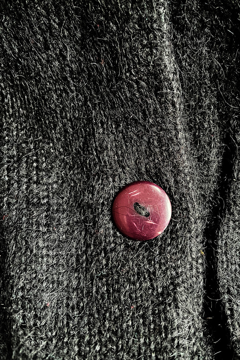 Nauwkeurige weergave gebreide zwarte mohair/acryl textuur van vintage 1980s oversized vest