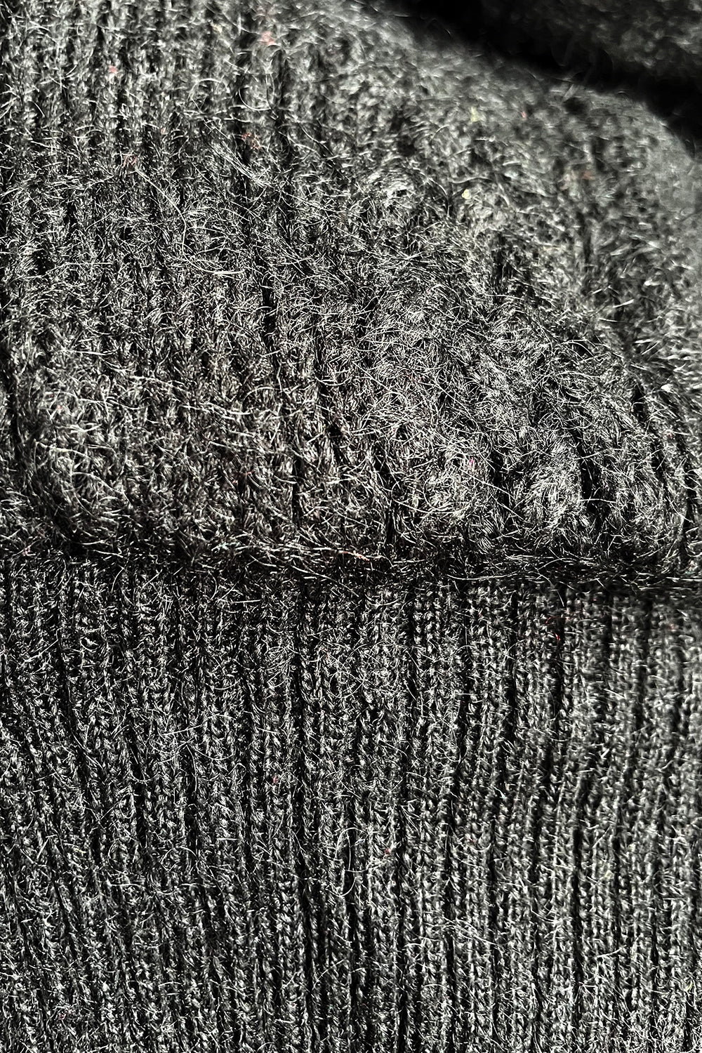Nauwkeurige weergave gebreide zwarte mohair/acryl textuur van vintage 1980s oversized vest
