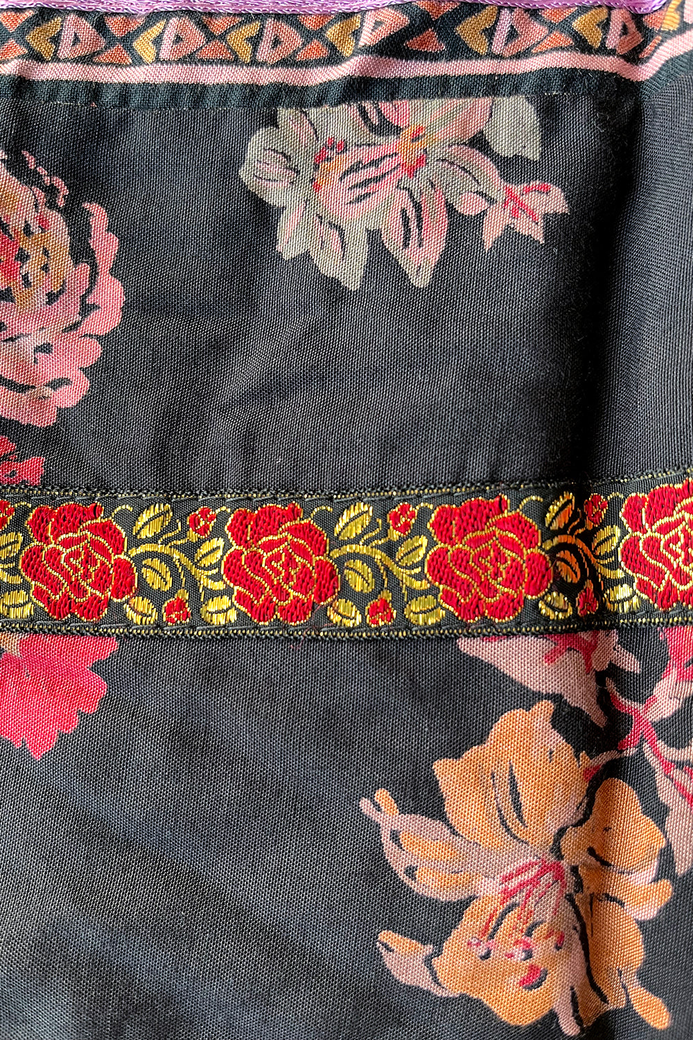 Close-up van folkloristisch patroon en decoratieve details van vintage jaren 70 rok