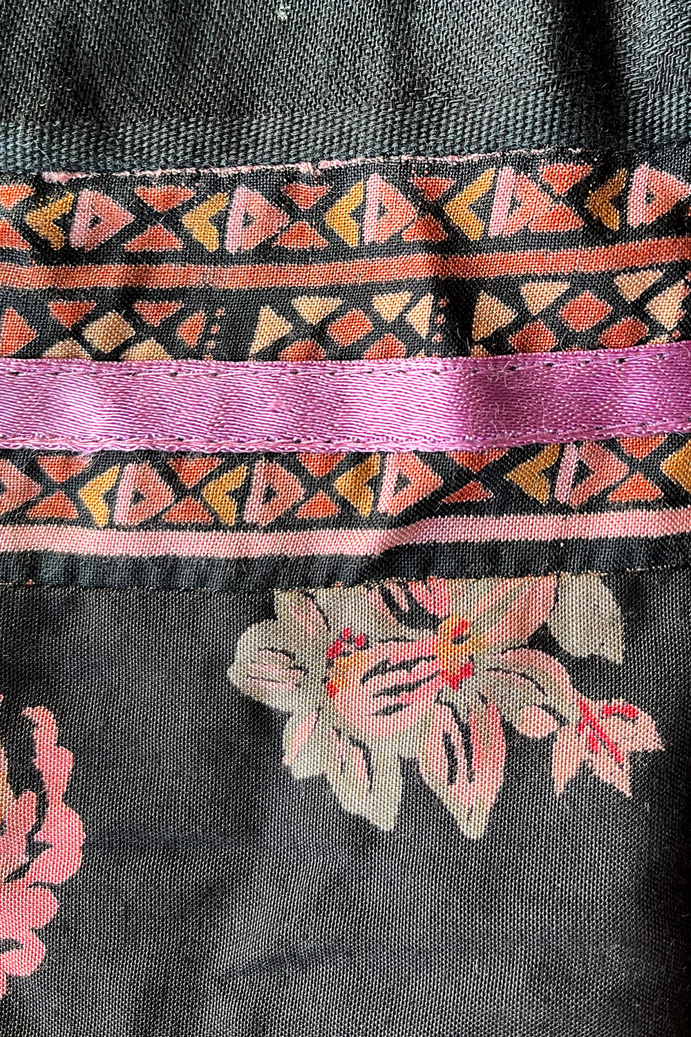 Close-up van folkloristisch patroon en decoratieve details van vintage jaren 70 rok