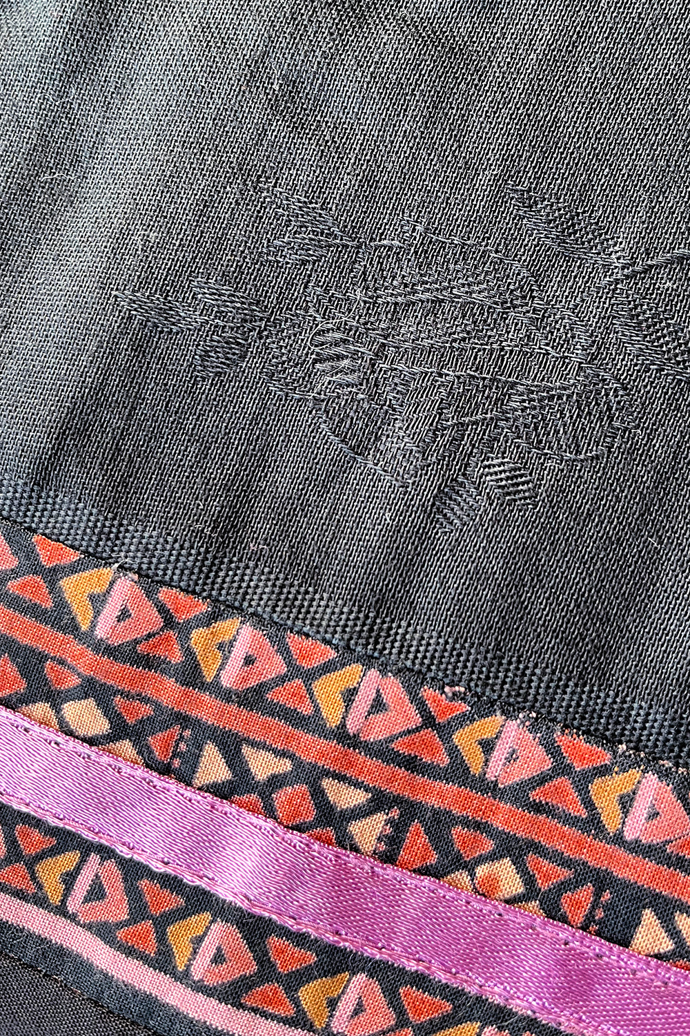 Close-up van folkloristisch patroon en decoratieve details van vintage jaren 70 rok