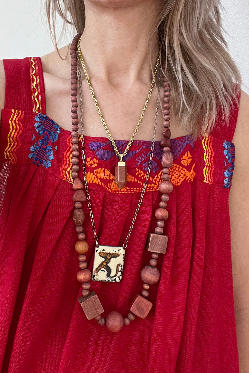 Vintage handgemaakte houten kralenketting rood gedragen - lange ketting met ronde en vierkante kralen styling
