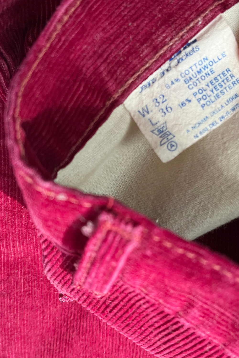 Vintage 70s corduroy broek – detailopname corduroy stof en textuur