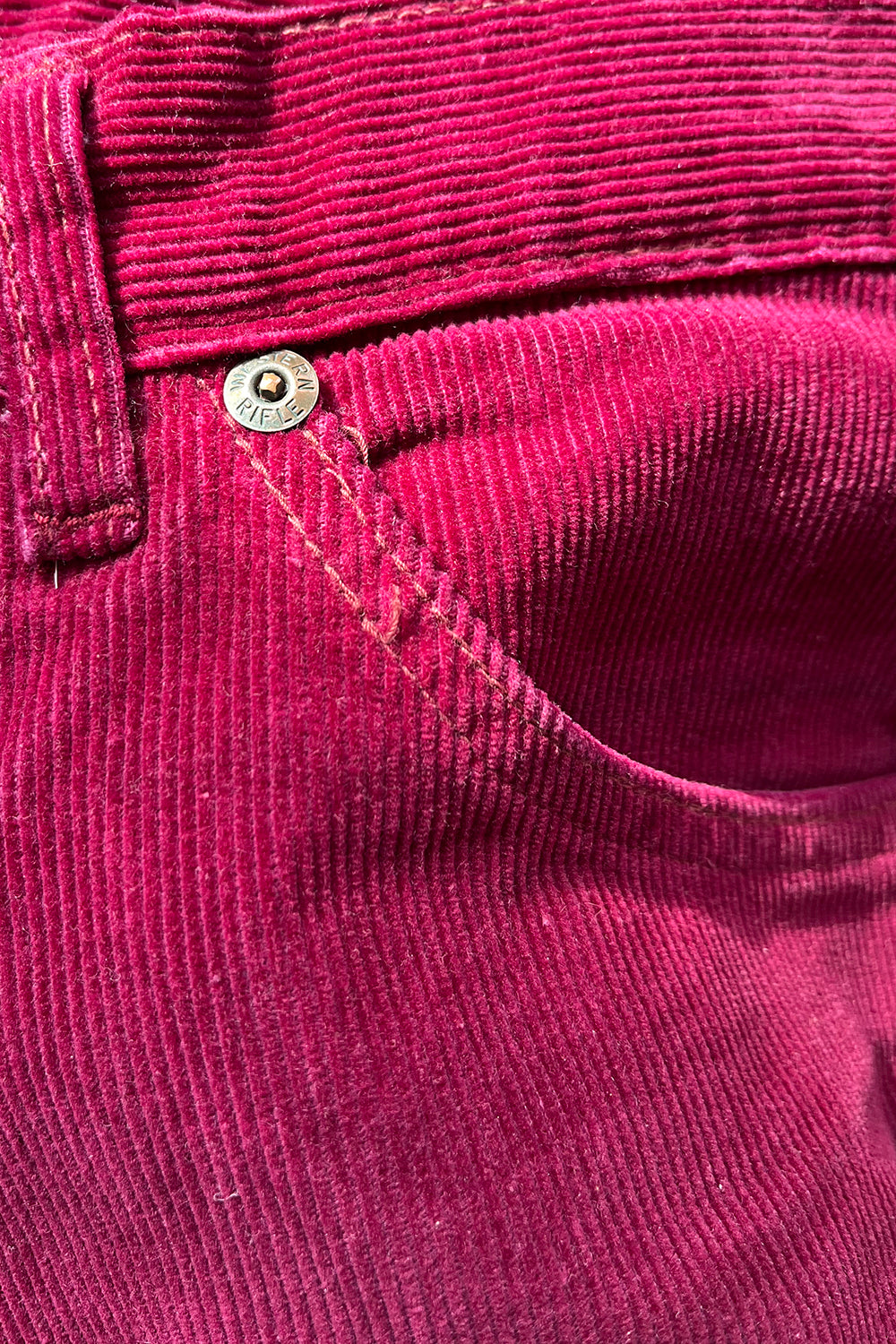 Vintage 70s corduroy broek – detailopname corduroy stof en textuur