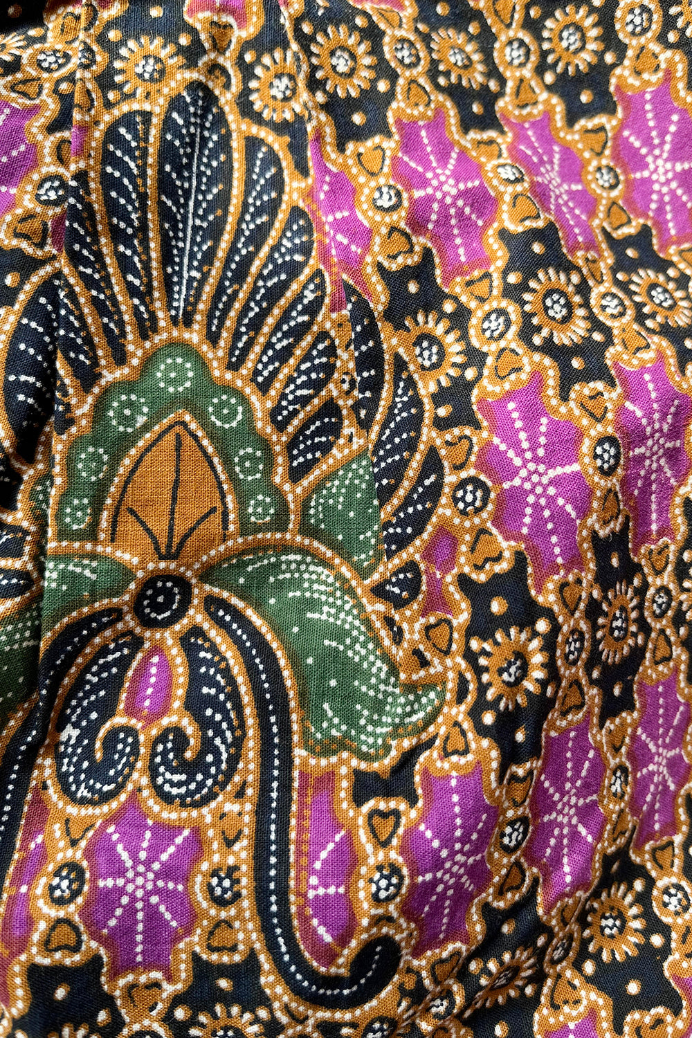 Vintage handgemaakte Batik short – close-up tailoring en afwerking