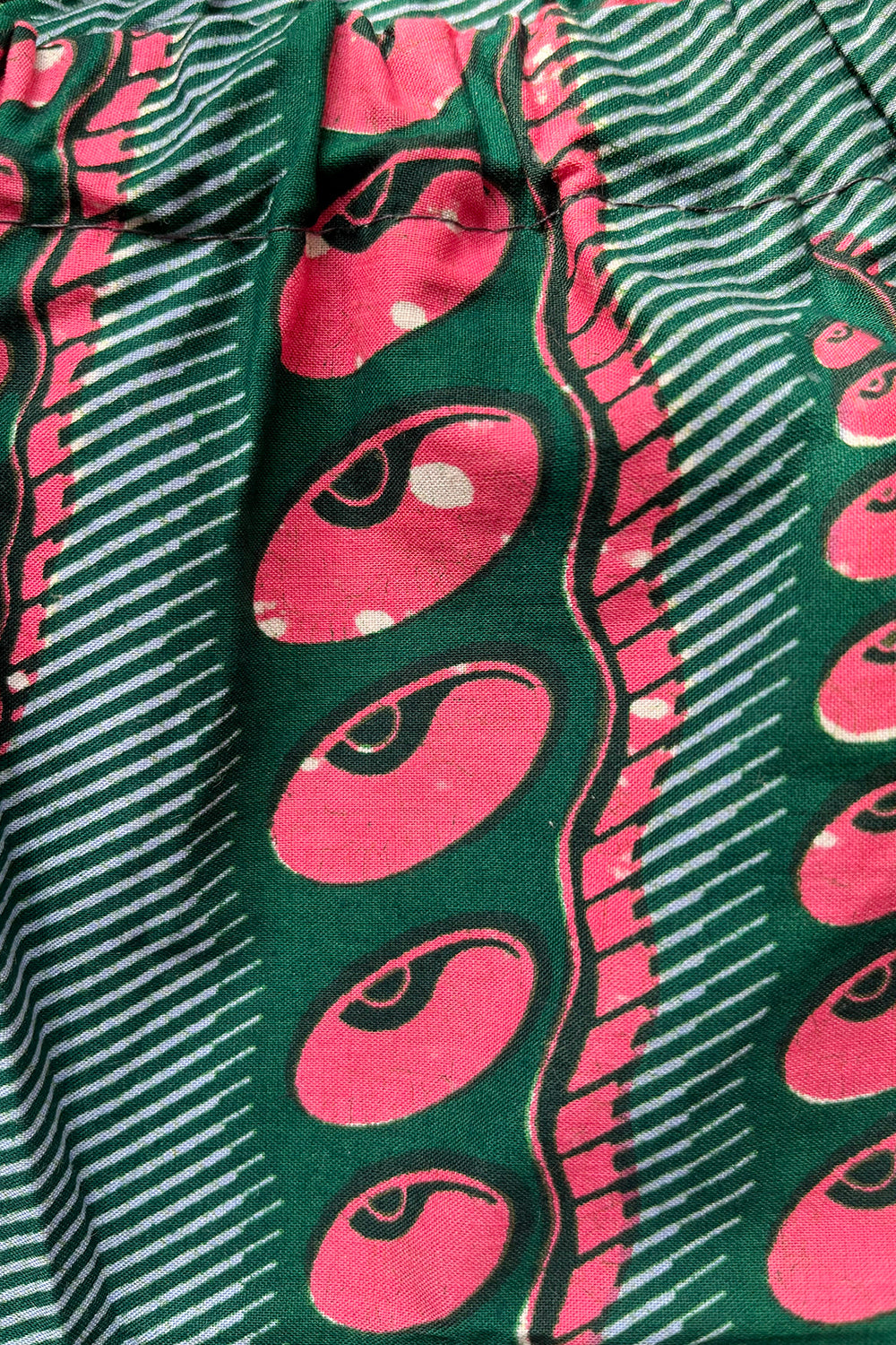 Vintage handgemaakte Afrikaanse Batik short – close-up tailoring en afwerking 