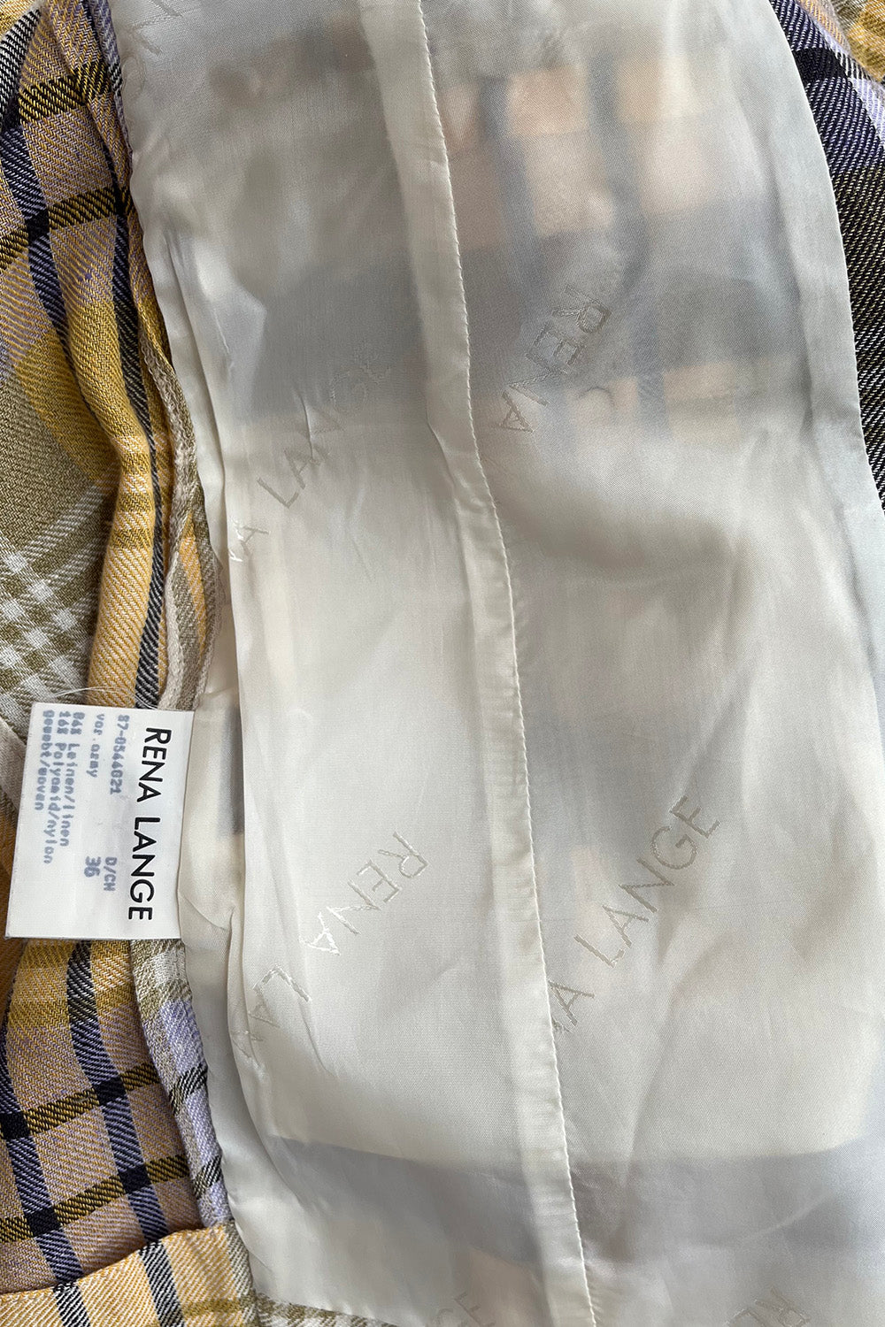 innenkant van de vintage Rena Lange blazer met lichte merkvoering en een materiaal- en maatlabel. 