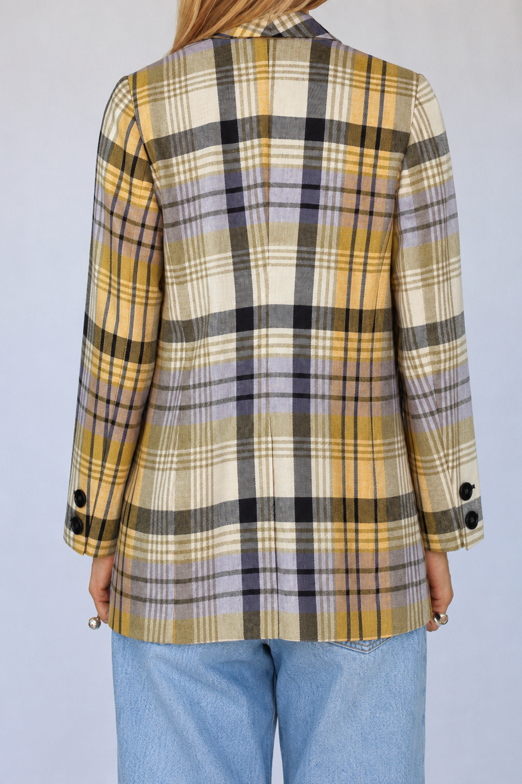 Achteraanzicht van de vintage Rena Lange geruite blazer met lange mouwen en knopen bij de manchetten.