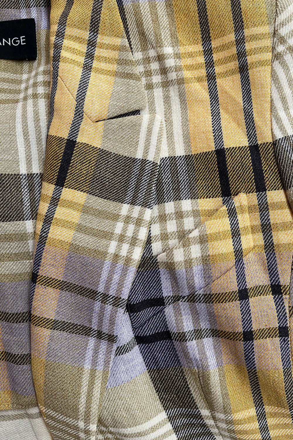 Detail van de reverskraag en het doorlopende ruitpatroon van de vintage Rena Lange blazer.