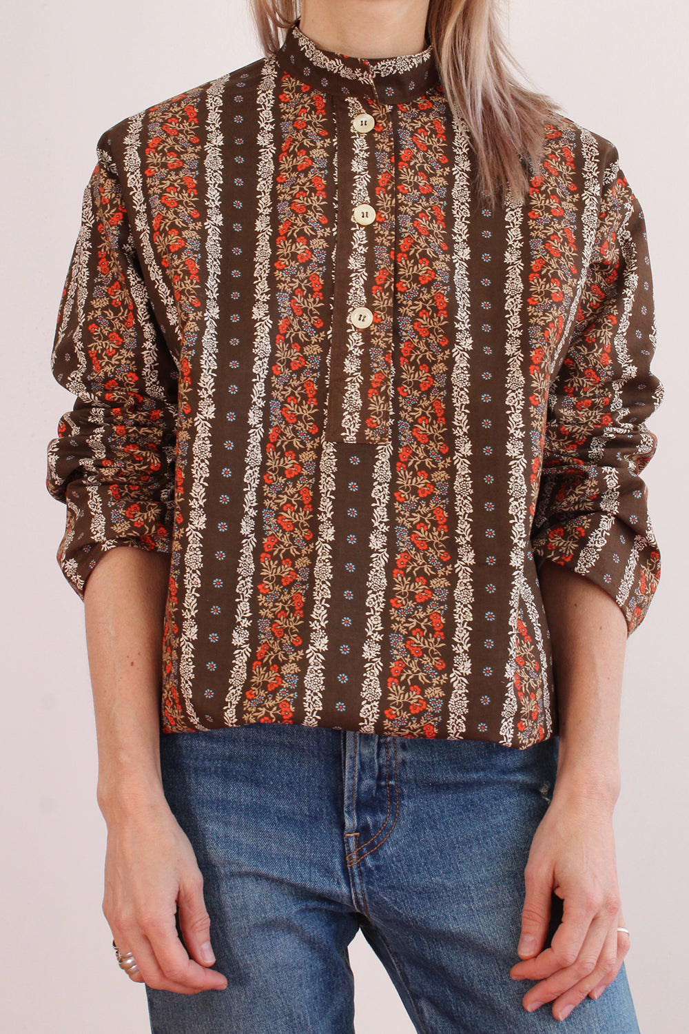 Vintage jaren 70 deadstock gebloemde blouse met mao kraag - bruine katoenen blouse met knoopsluiting