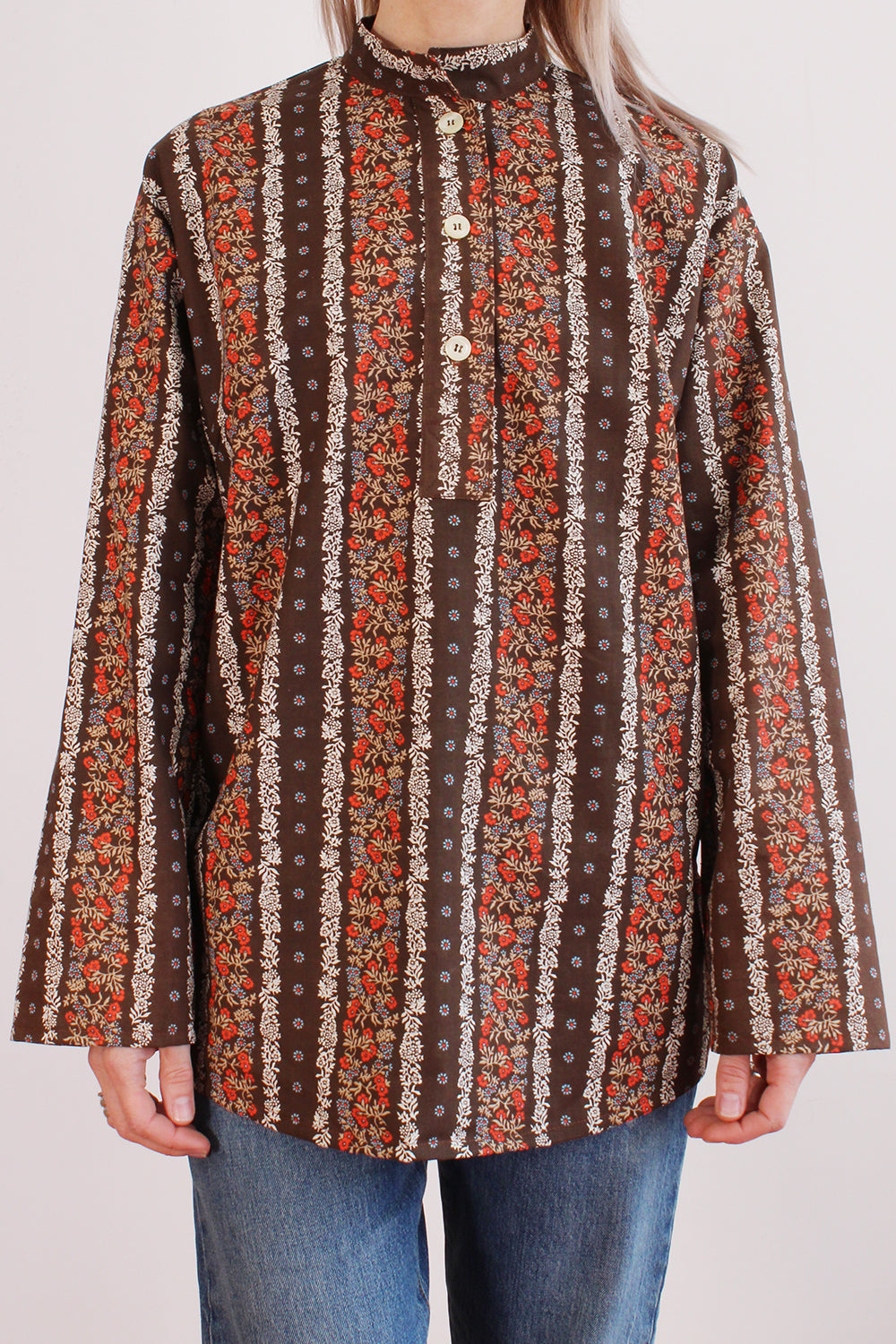 Vooraanzicht vintage jaren 70 deadstock gebloemde blouse met mao kraag - bruine katoenen blouse met knoopsluiting