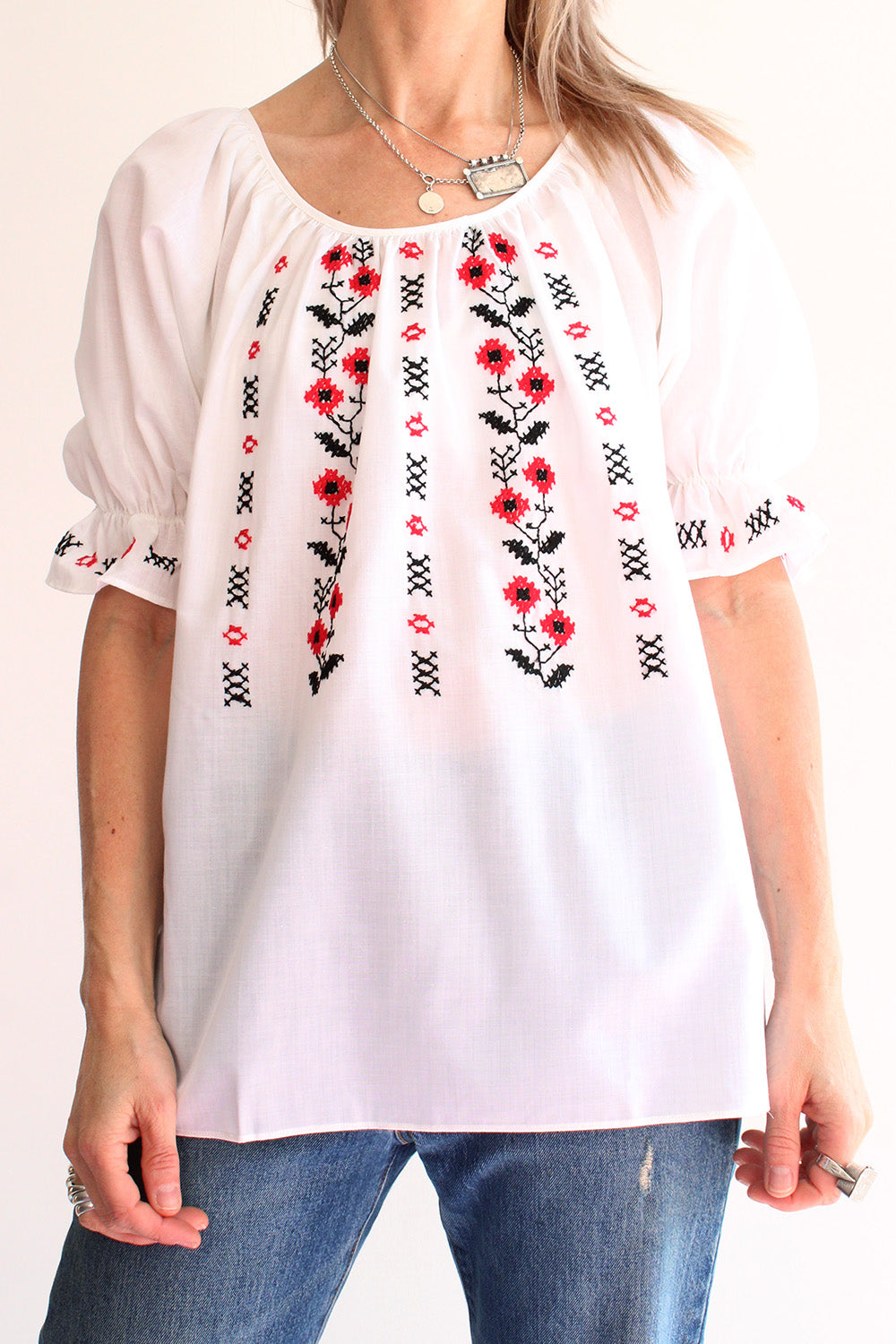 Vintage jaren 70 Bulgaarse geborduurde folklore bohemian blouse wit-multi gedragen voorkant - deadstock loose fit tuniek styling