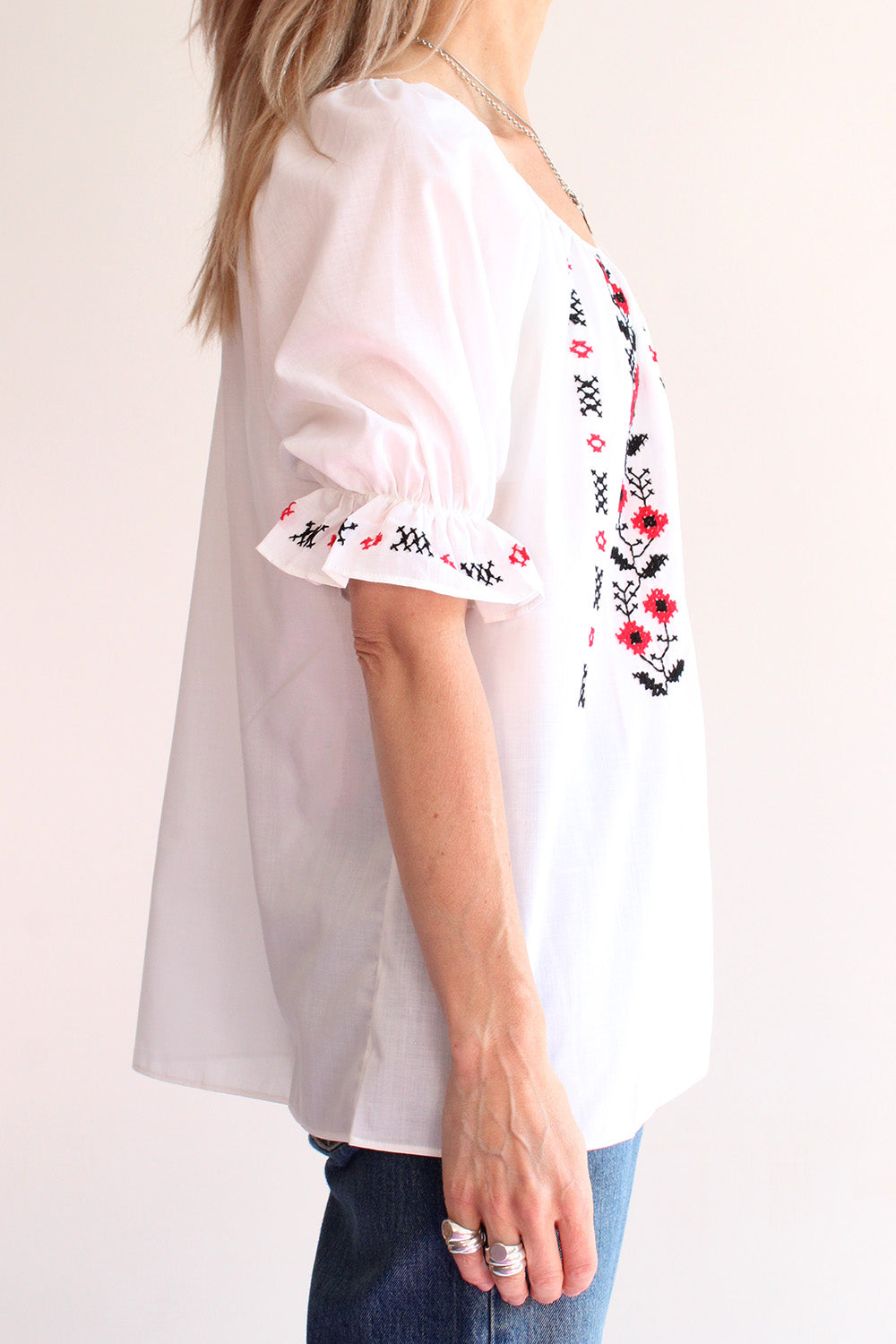 Vintage jaren 70 Bulgaarse geborduurde folklore bohemian blouse wit-multi gedragen zijkant - deadstock loose fit tuniek met pofmouw