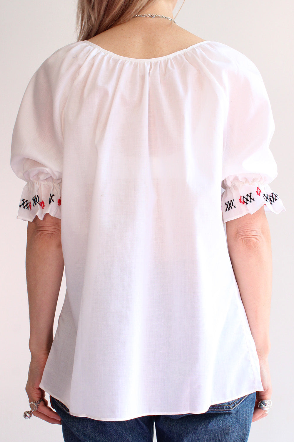 Vintage jaren 70 Bulgaarse geborduurde folklore bohemian blouse wit-multi achterkant - deadstock loose fit tuniek ongedragen 