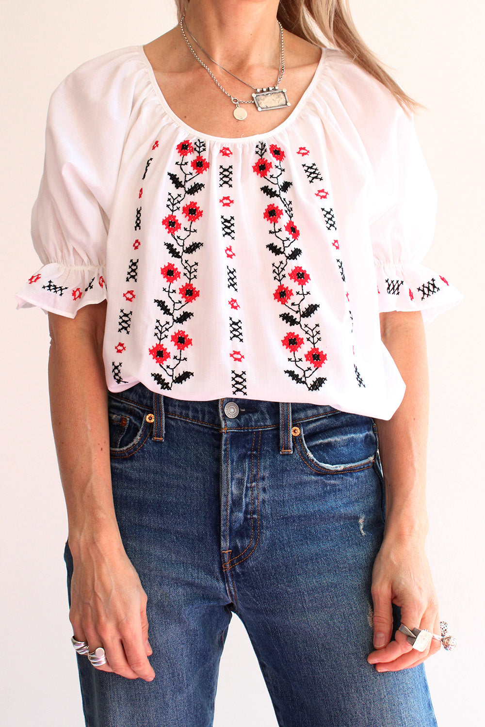 Vintage jaren 70 Bulgaarse geborduurde folklore bohemian blouse wit-multi - deadstock loose fit tuniek met pofmouw maat 42-44