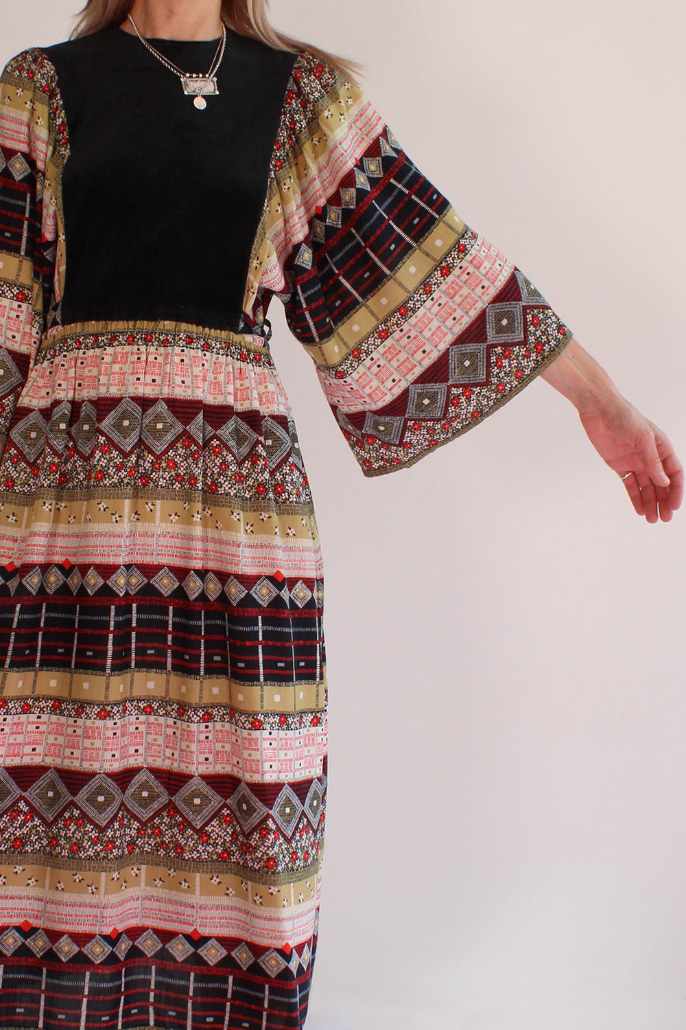  Vintage jaren 70 Lucie Linden jurk zwart-rood-beige-wit gedragen detail katoenen jurk met wijde mouw