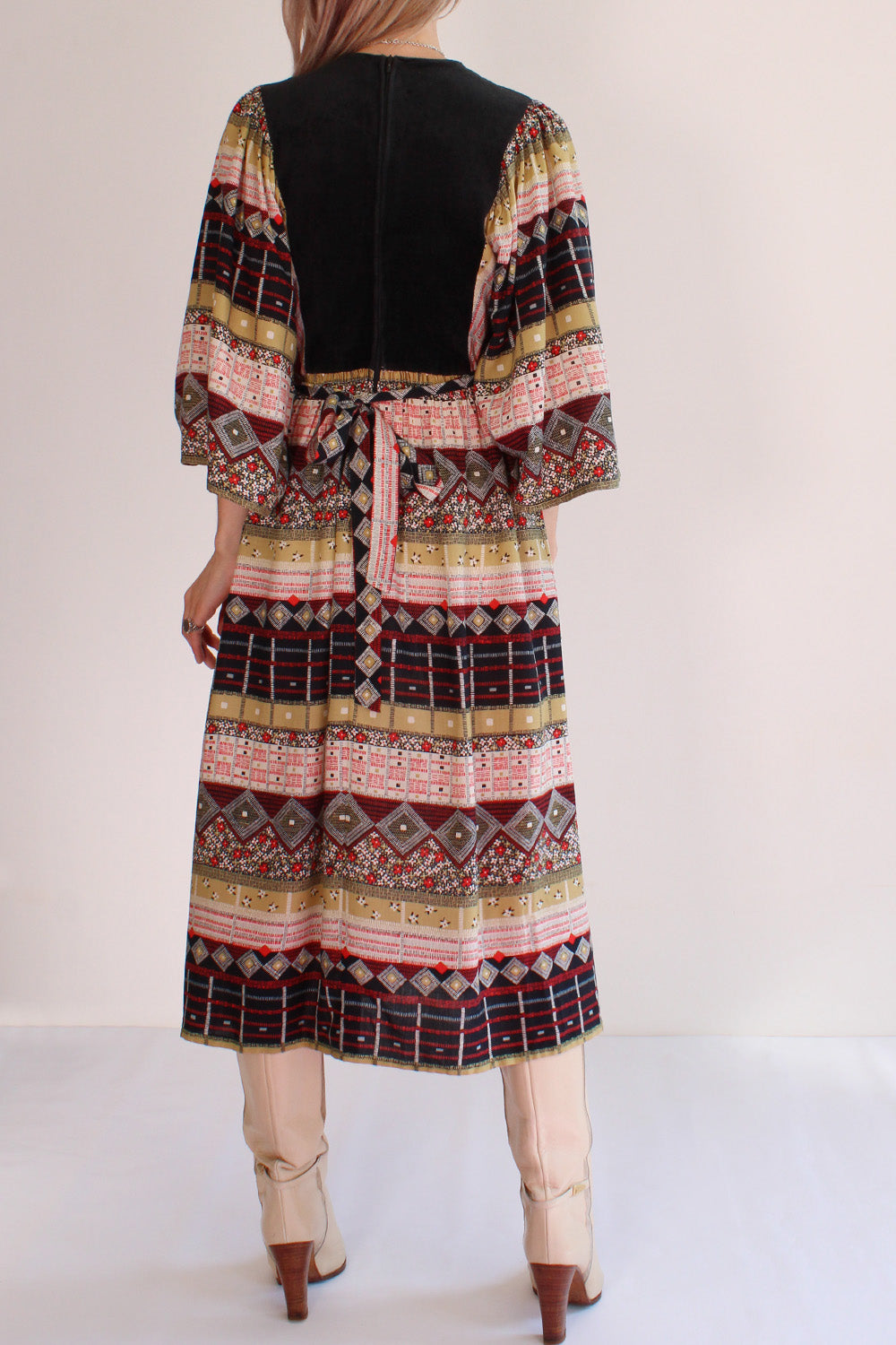 Vintage jaren 70 Lucie Linden jurk zwart-rood-beige-wit gedragen achterkant - katoenen jurk met ritssluiting