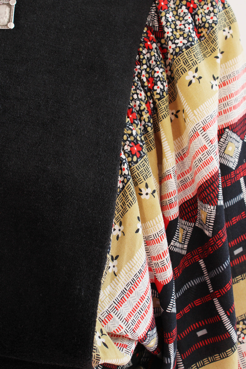Vintage jaren 70 Lucie Linden jurk zwart-rood-beige-wit detail - close-up van patchwork print patroon