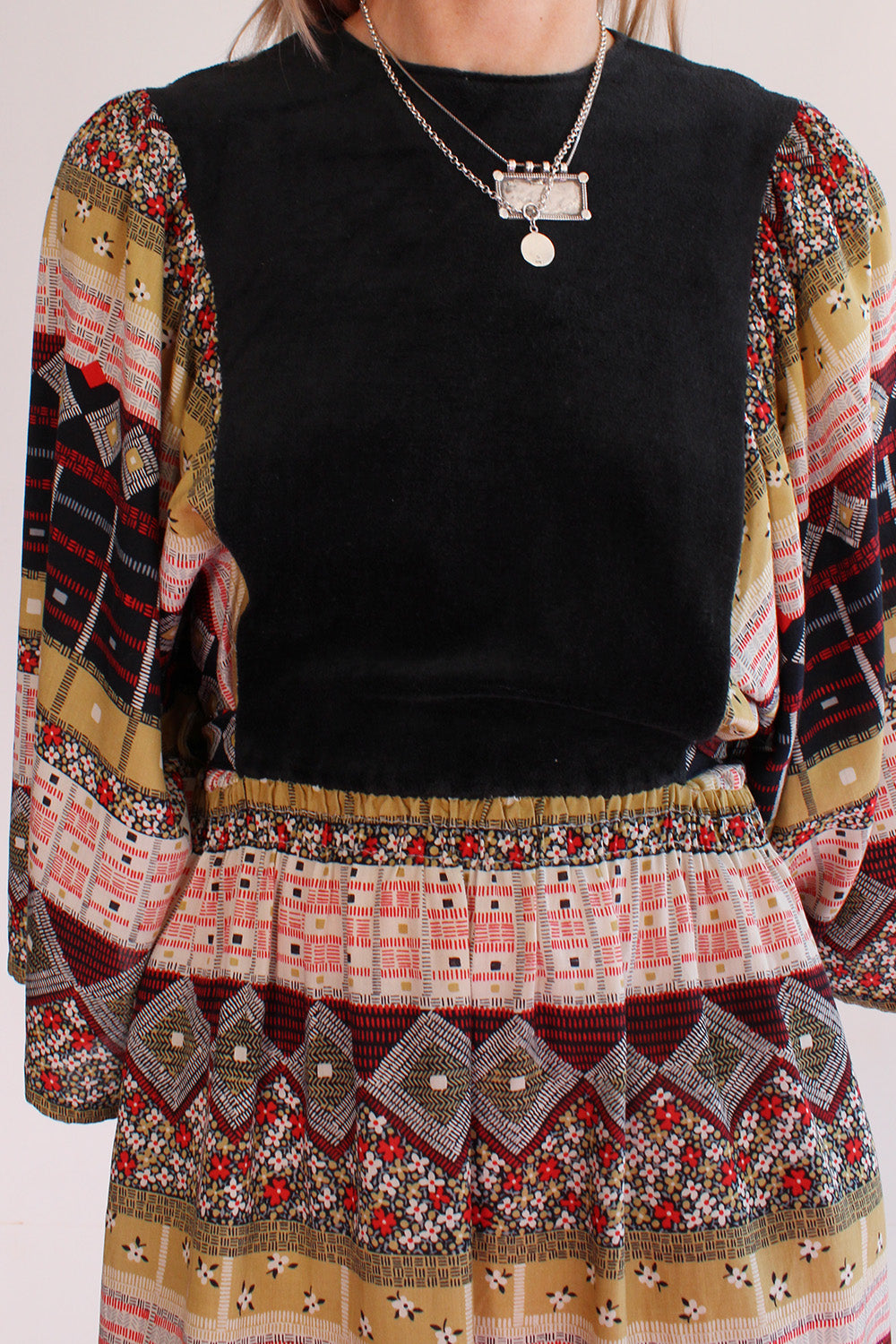 Vintage jaren 70 Lucie Linden jurk zwart-rood-beige-wit voorkant - katoenen jurk met linten rond taille