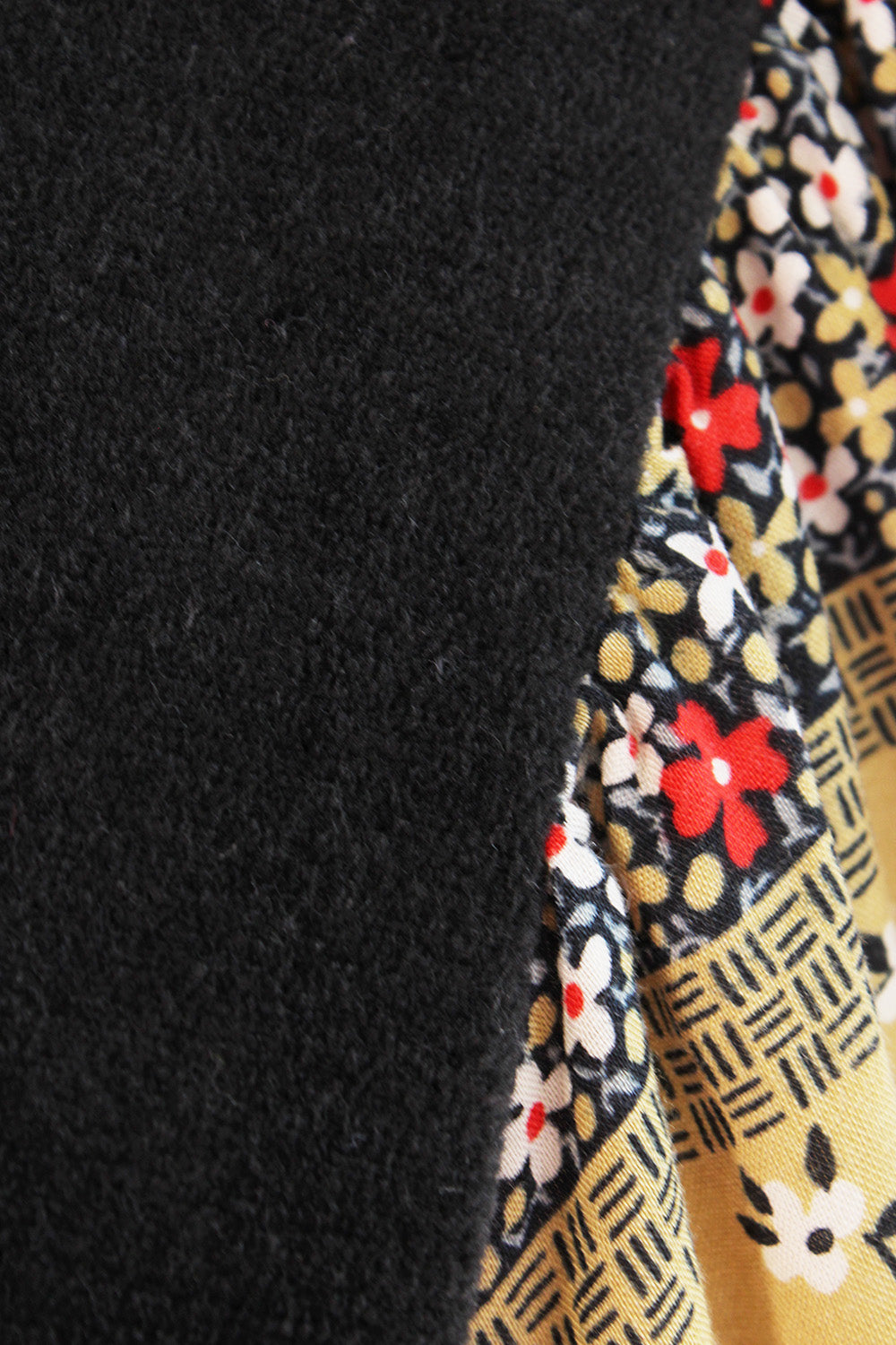 Vintage jaren 70 Lucie Linden jurk zwart-rood-beige-wit detail fluweel - close-up van zwart fluwelen bovenlijfje