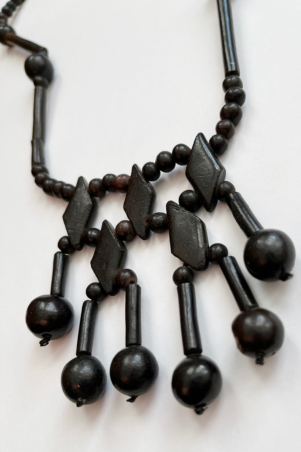 Detailfoto hanger: Houten hanger vintage 1970s kralenketting, lengte 8 cm, handgemaakt donkerbruin