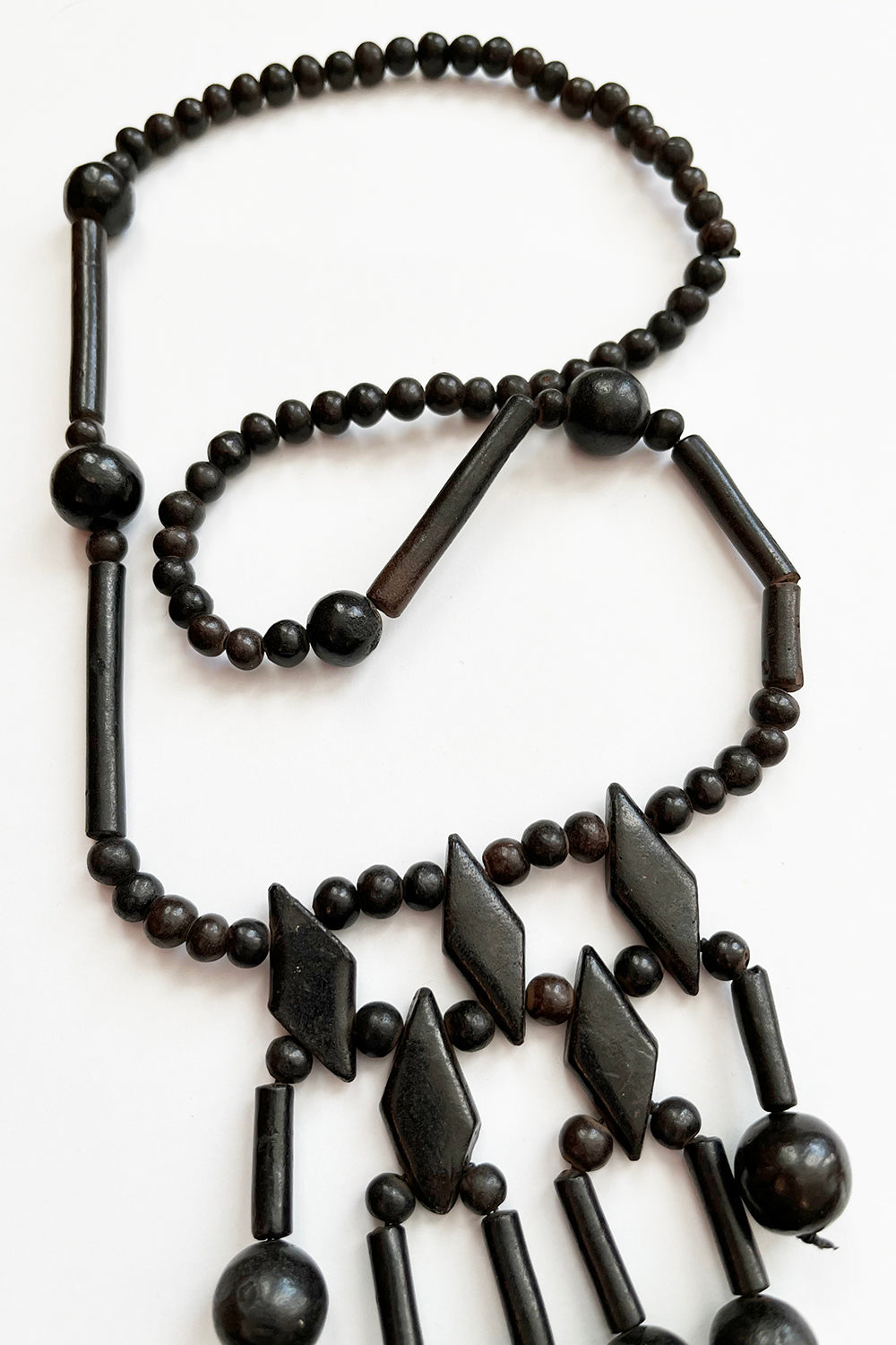 Flatlay authentieke handgemaakte vintage 70s kralenketting bruin hout, one of a kind vintage sieraden