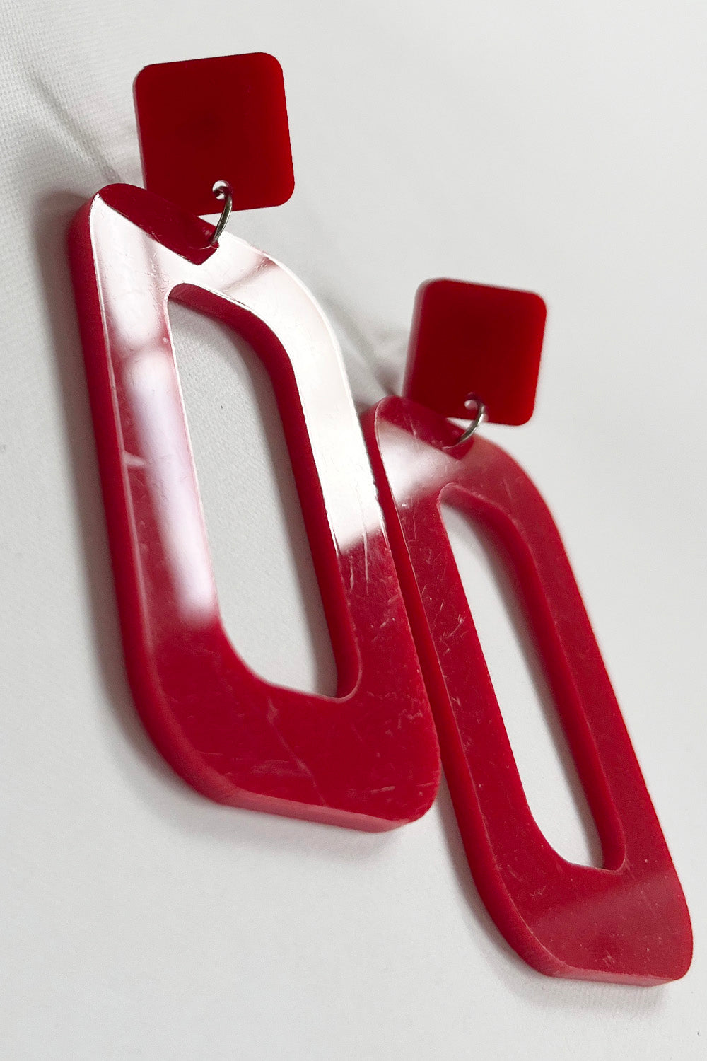 Vintage jaren 80 statement oorbellen rood gedragen - grote ongedragen lightweight plastic oorbellen styling
