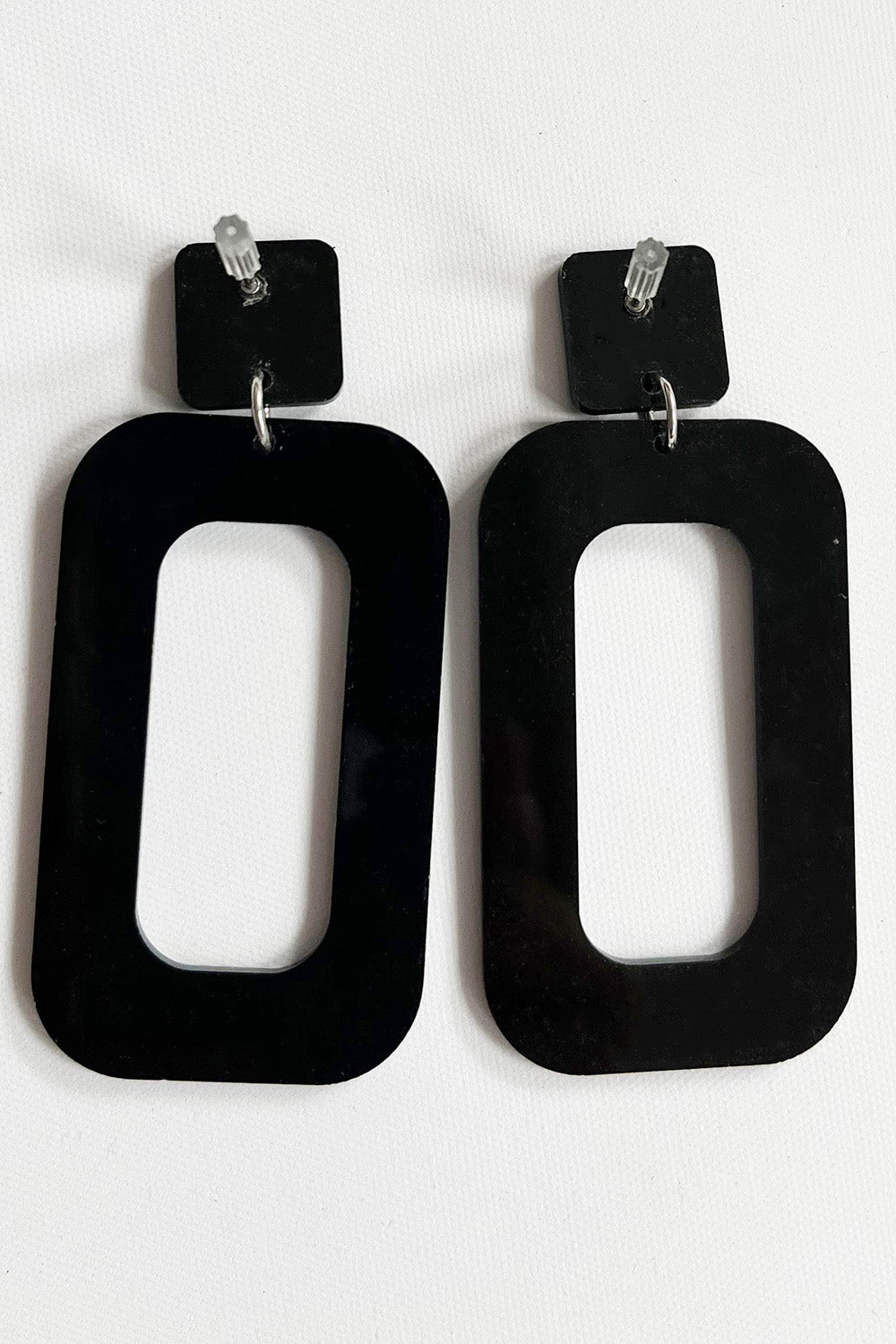 Vintage jaren 80 statement oorbellen zwart detail achterkant - close-up van zwarte plastic oorbellen