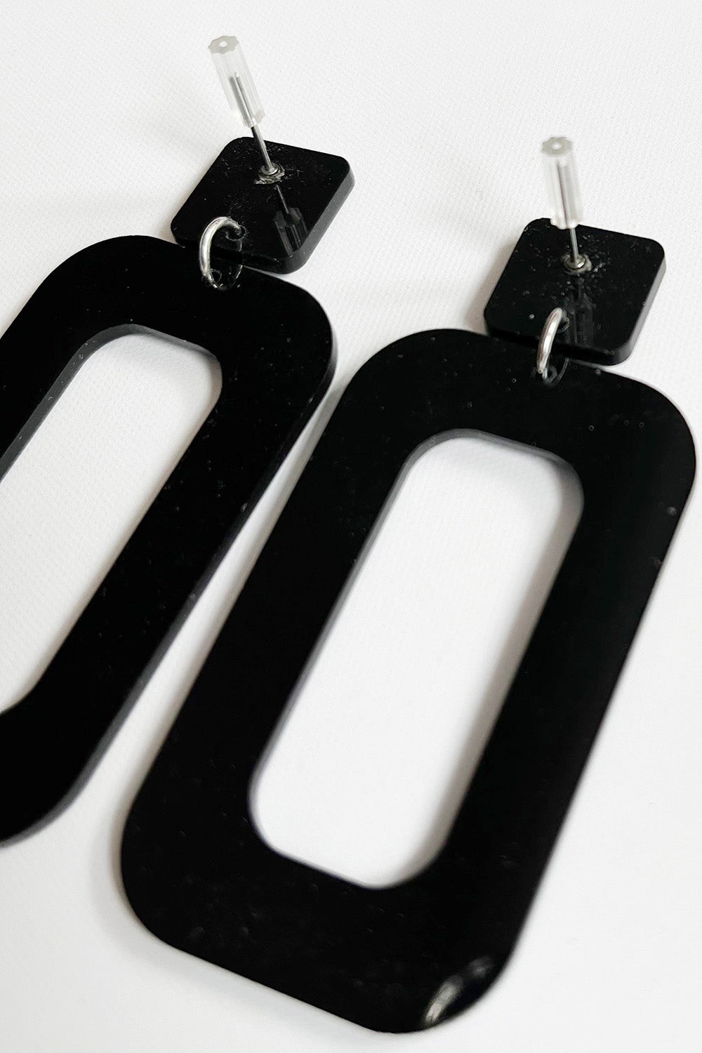 Vintage jaren 80 statement oorbellen zwart achterkant - grote ongedragen lightweight plastic oorbellen 