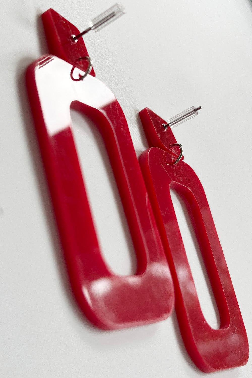 Vintage jaren 80 statement oorbellen rood detail zijkant - close-up van plastic oorbellen zijkant