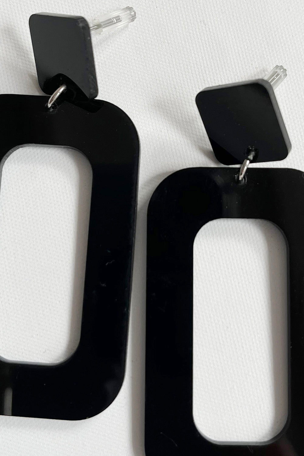 Vintage jaren 80 statement oorbellen zwart plat gelegd - detail grote  lightweight plastic oorbellen 6,5 x 3 cm 