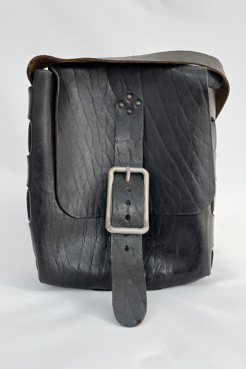 Vintage jaren 60 tuigleer schoudertas zwart - stevige leren tas met metalen gesp