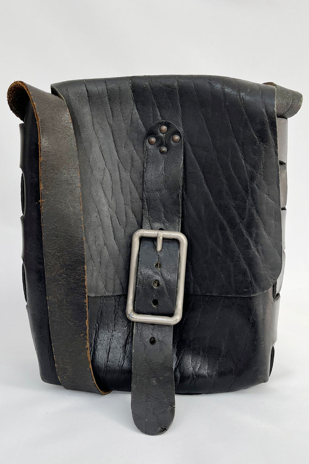 Vintage jaren 60 tuigleer schoudertas zwart voorkant - stevige leren tas met grove gesp

