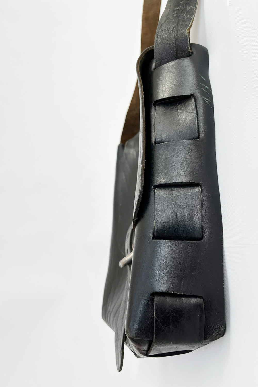 Vintage jaren 60 tuigleer schoudertas zwart zijkant - stevige tuigleren tas