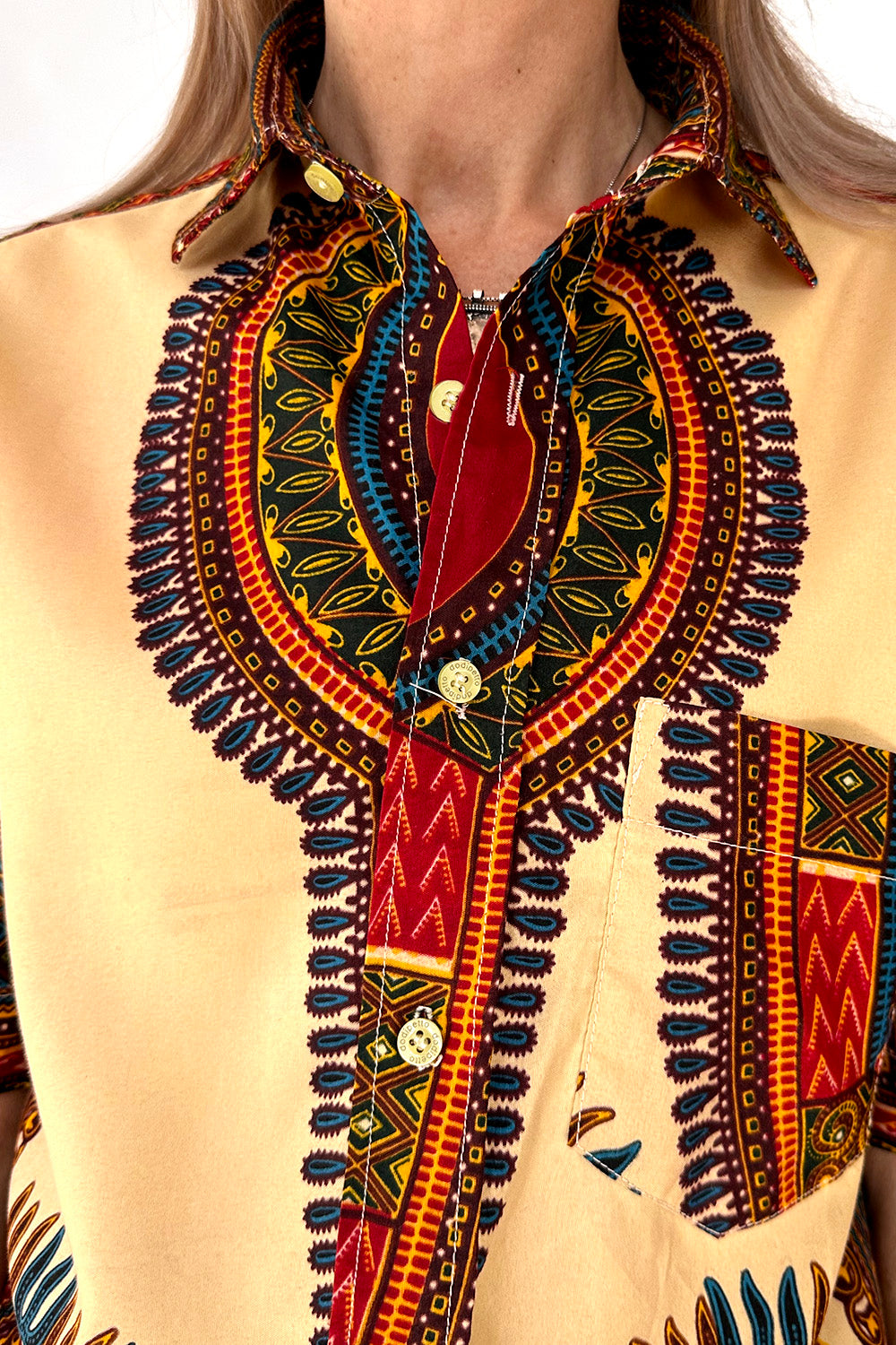 Vintage jaren 70 Dashiki shirt maat 38 close-up hals en sluiting