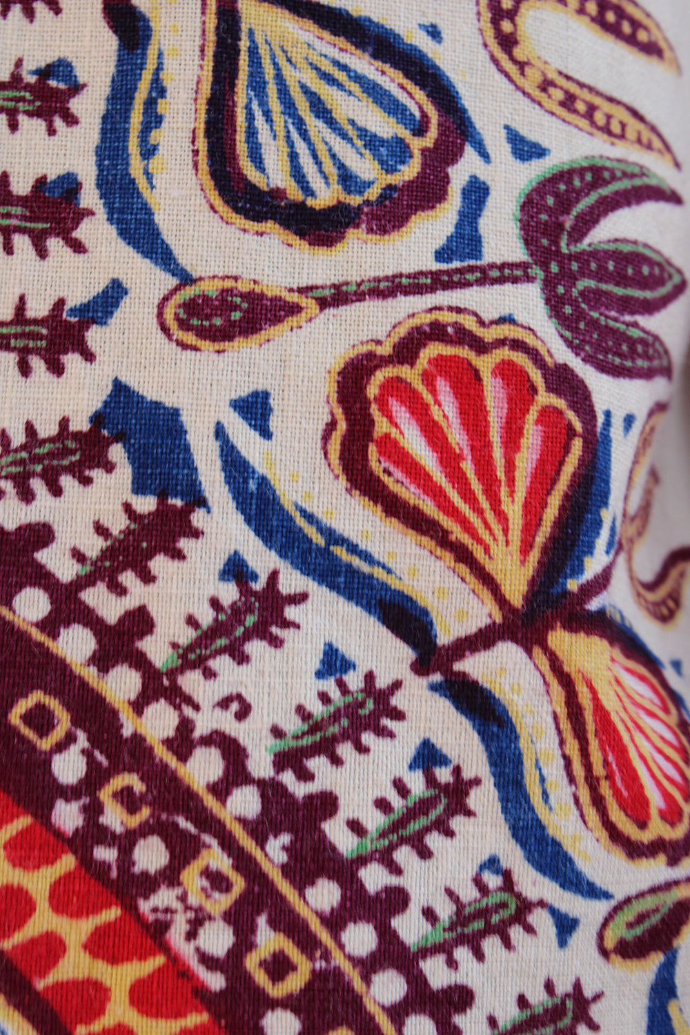 Stofdetail vintage jaren 70 handgemaakte Dashiki tuniek in crème met kleurrijke print, katoenen top 