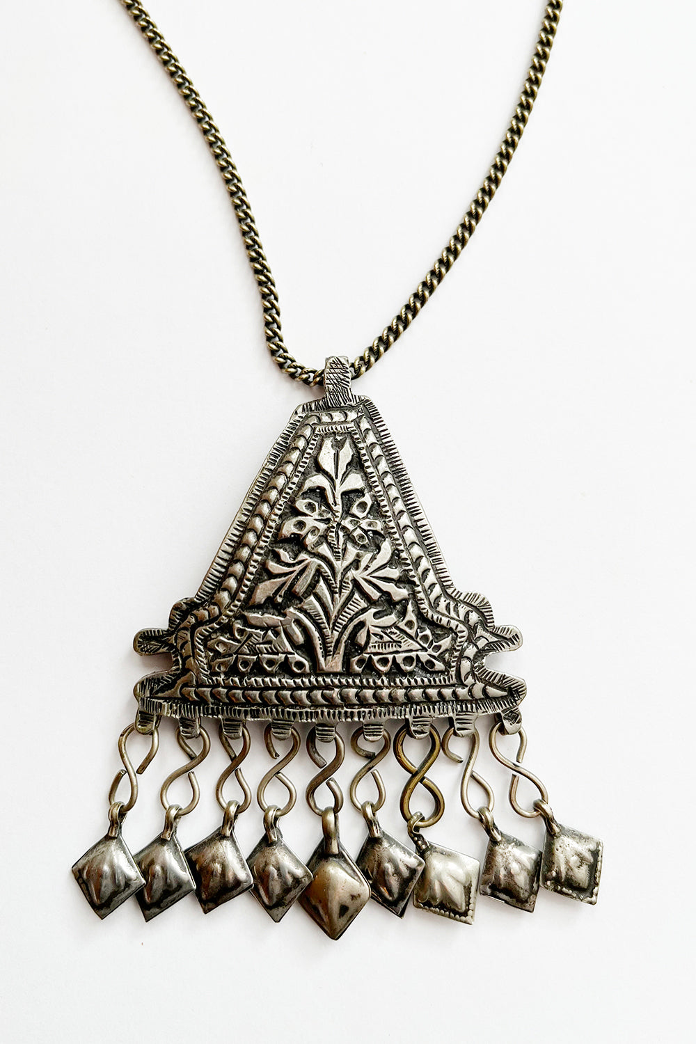 Detail grote zilveren metalen hanger vintage 70s ethnic ketting, 9 x 6 cm