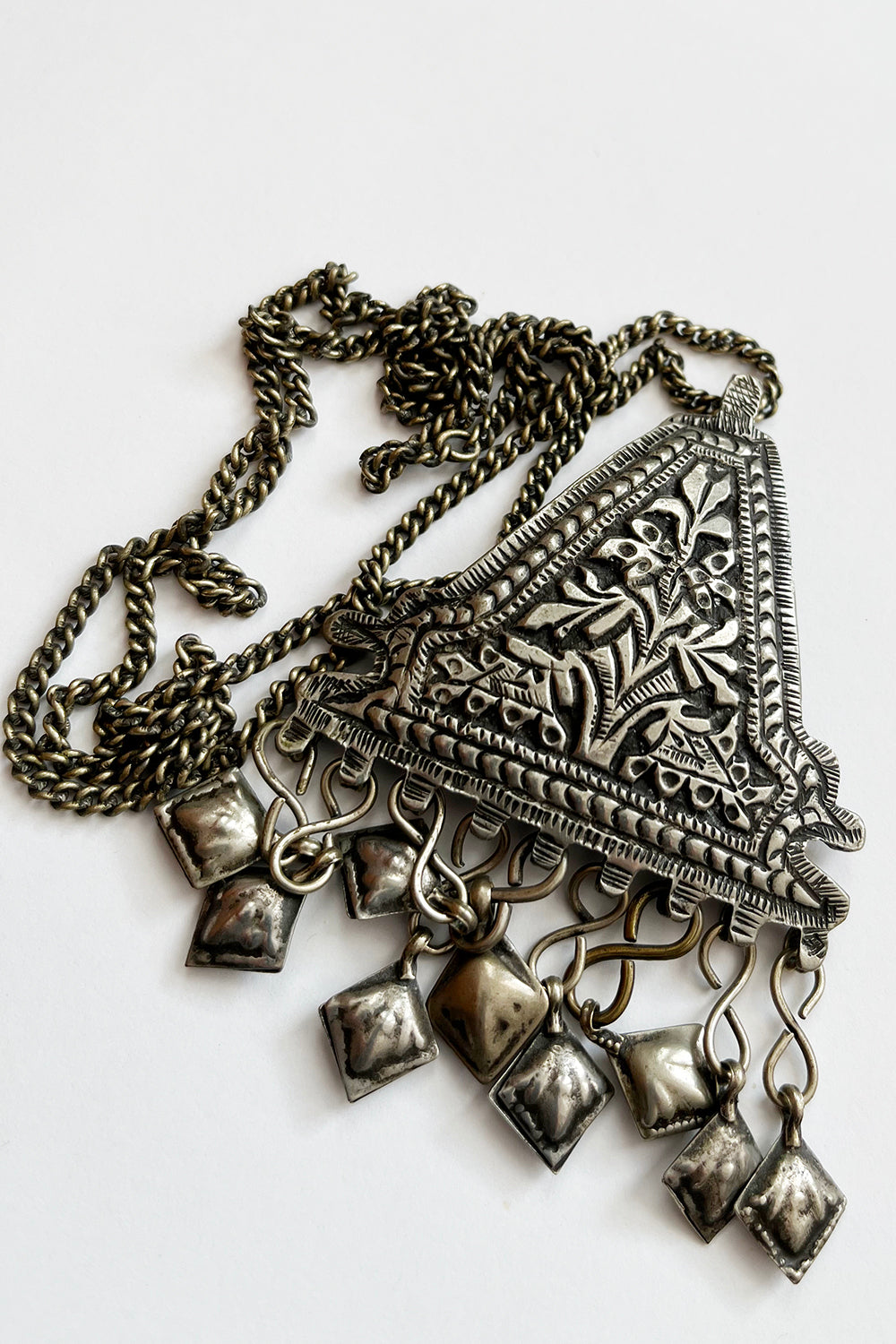Flatlay vintage 70s ethnic ketting zilver metaal, one of a kind vintage sieraden Nederland