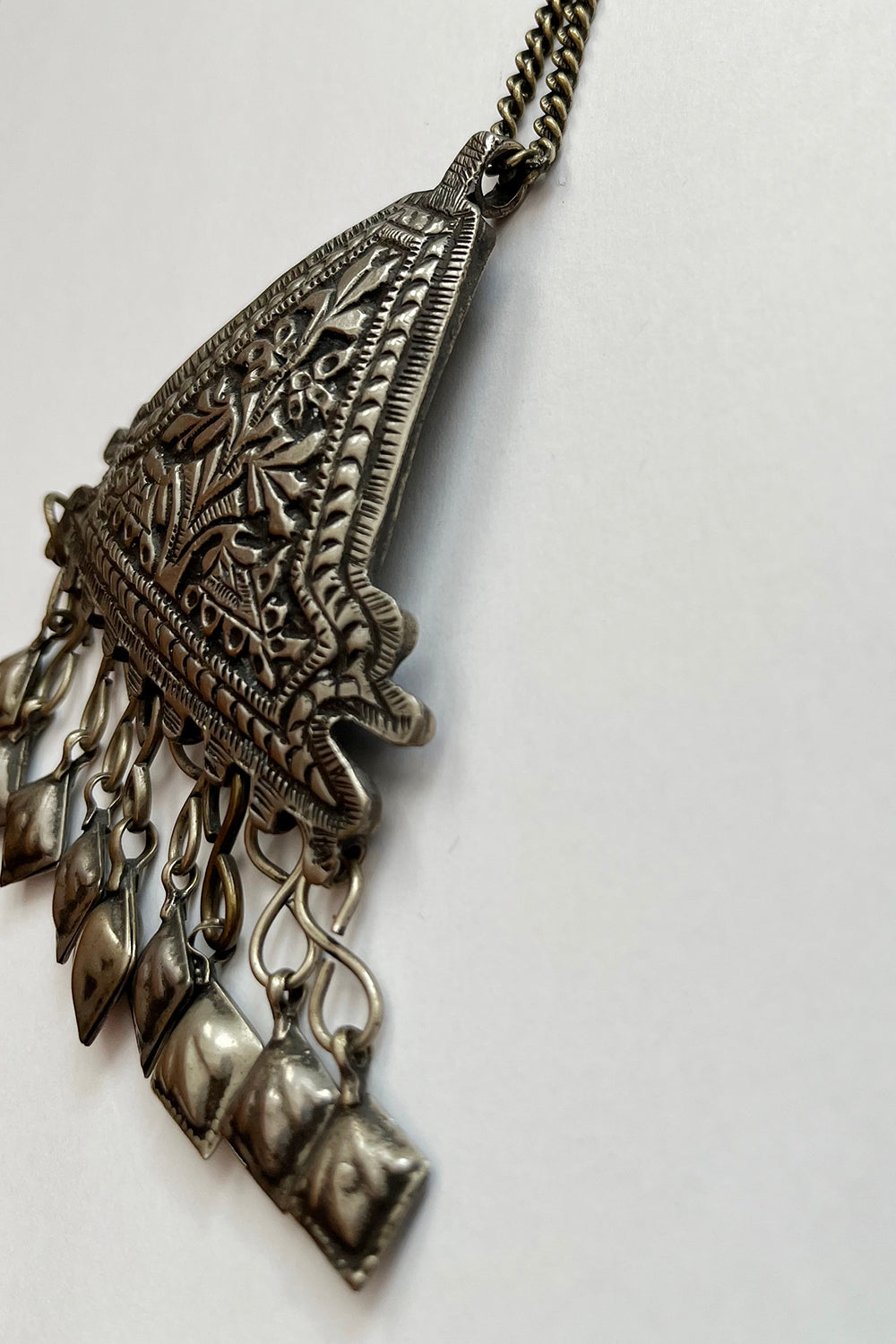 Zijkant vintage 70s ethnic ketting zilver metaal, one of a kind vintage sieraden Nederland