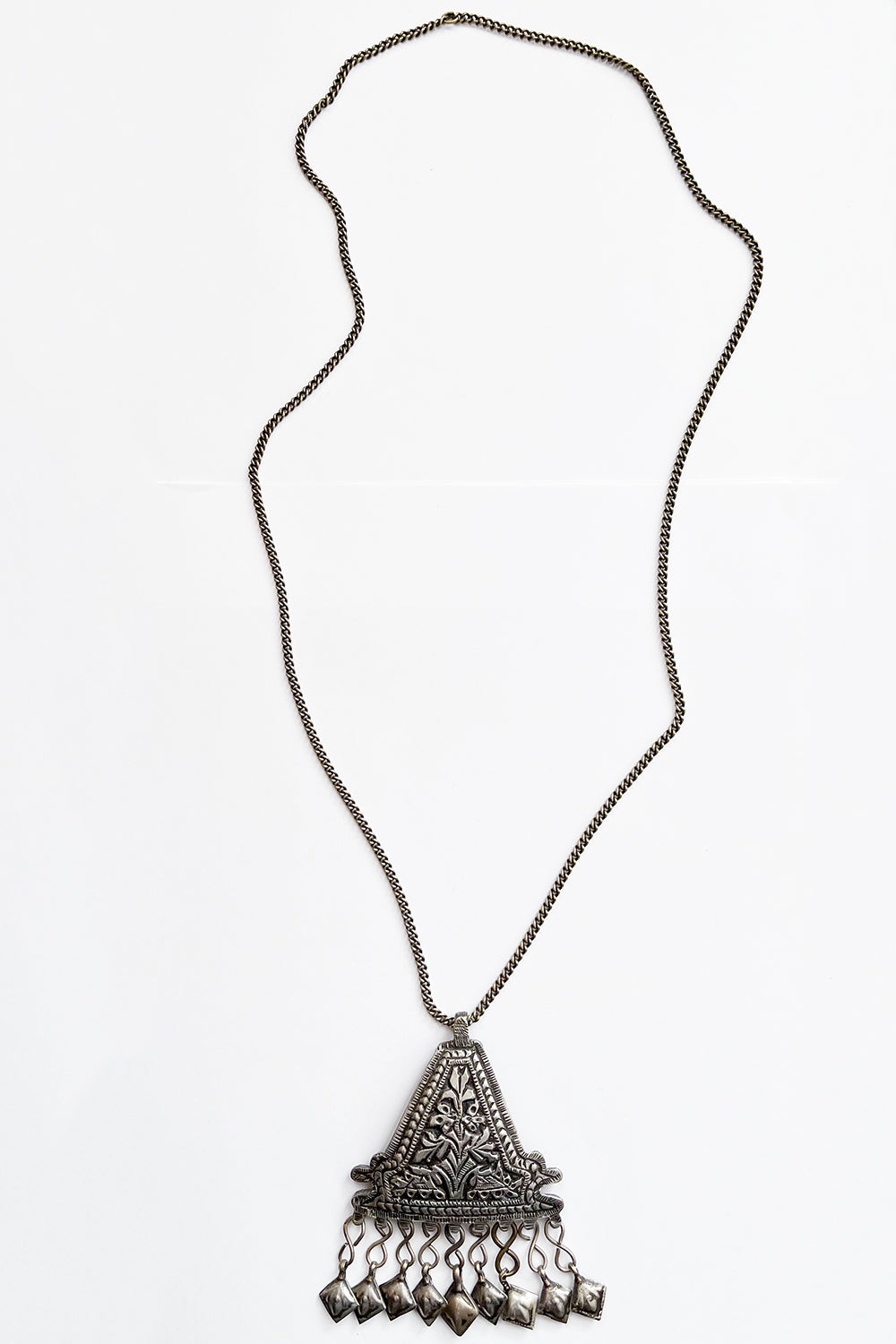 Authentieke vintage jaren 70 Oosterse ketting met grote zilveren metalen hanger, 76 cm, one of a kind