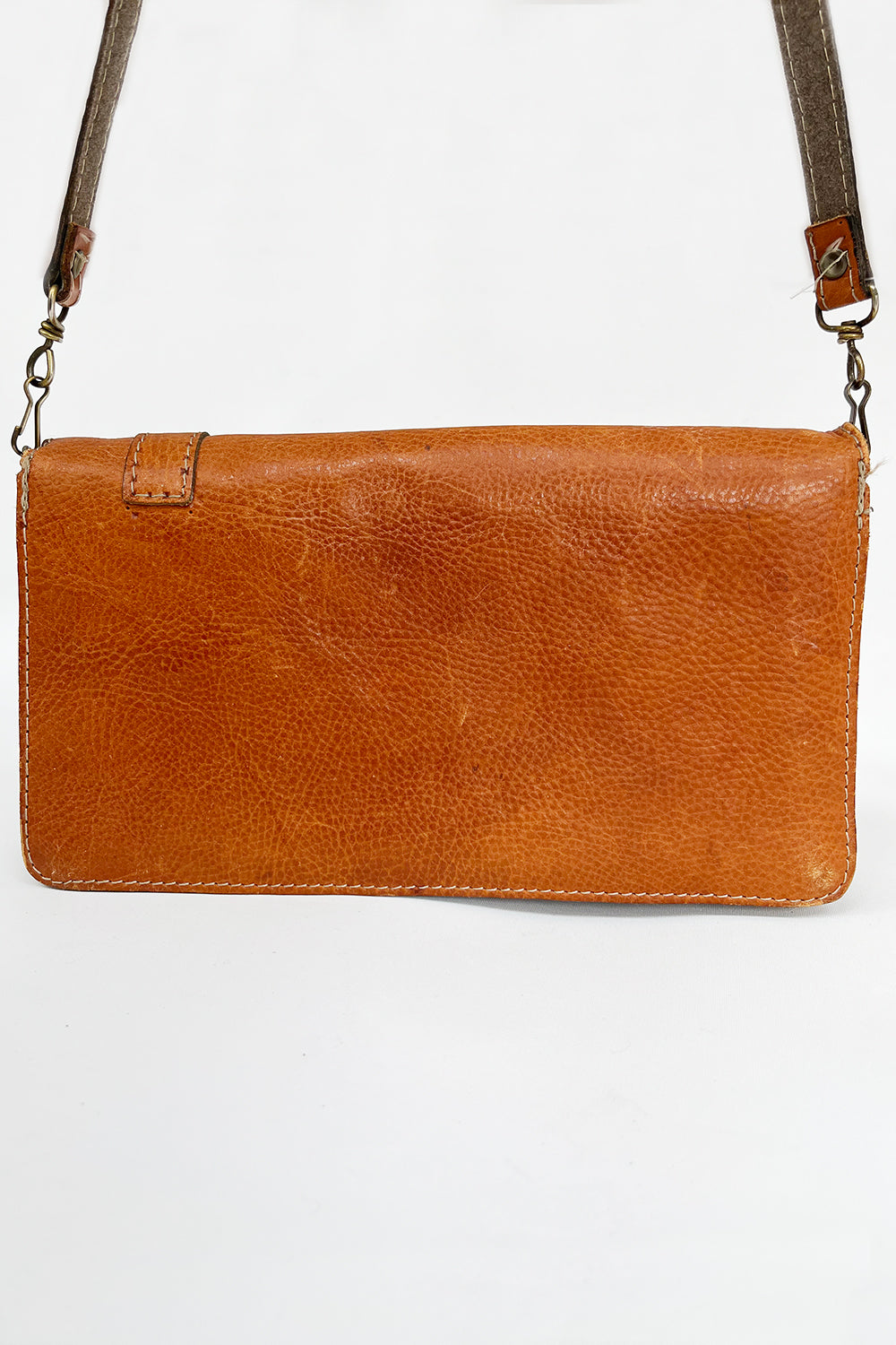 Vintage jaren 70 tuigleer schoudertas bruin achterkant - stevige leren tas met drukknoop