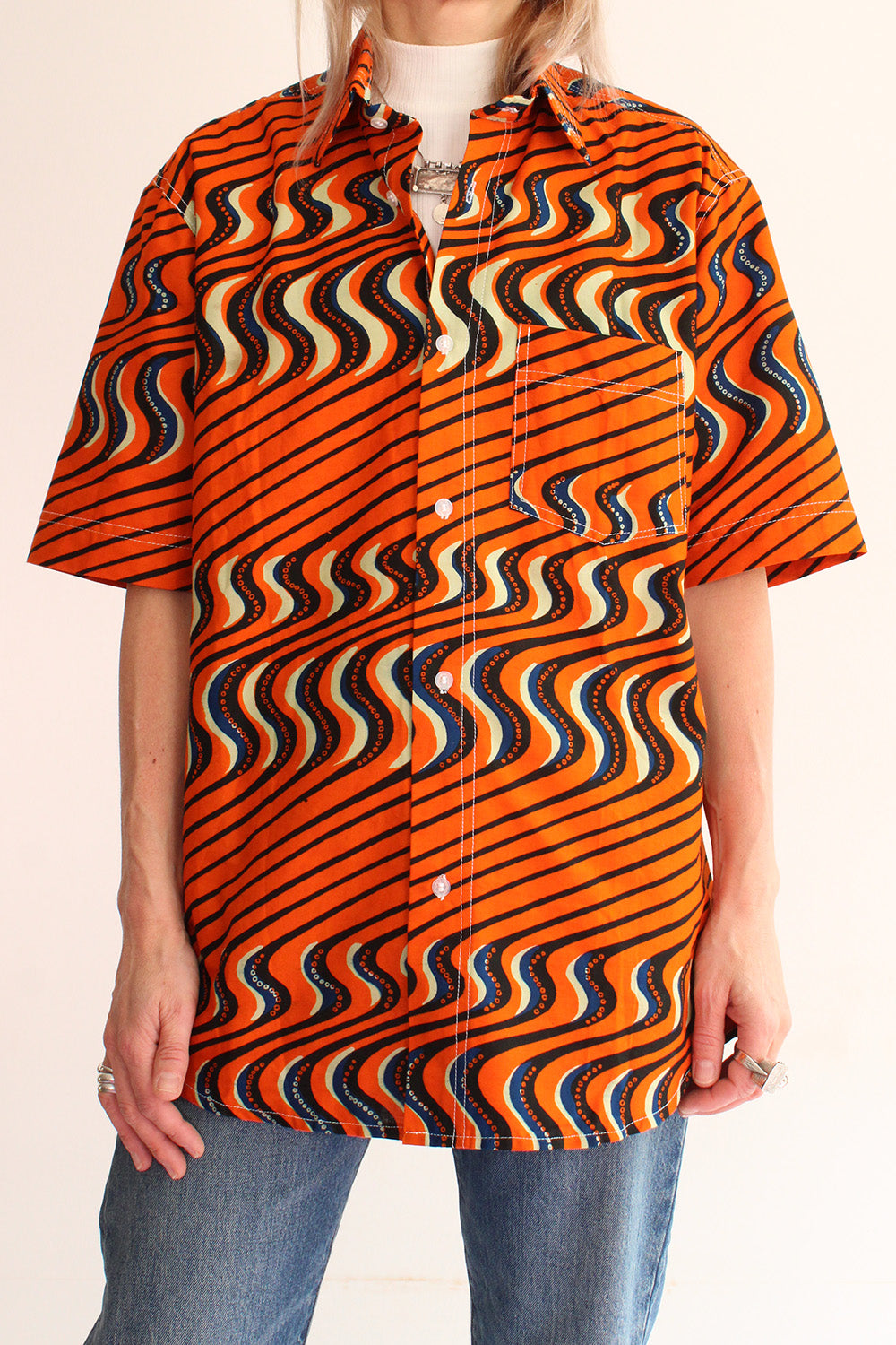 Authentieke vintage jaren 70 handgemaakt batik shirt in oranje, crème, blauw en zwart, deadstock oversized blouse met grote puntkraag en korte mouwen