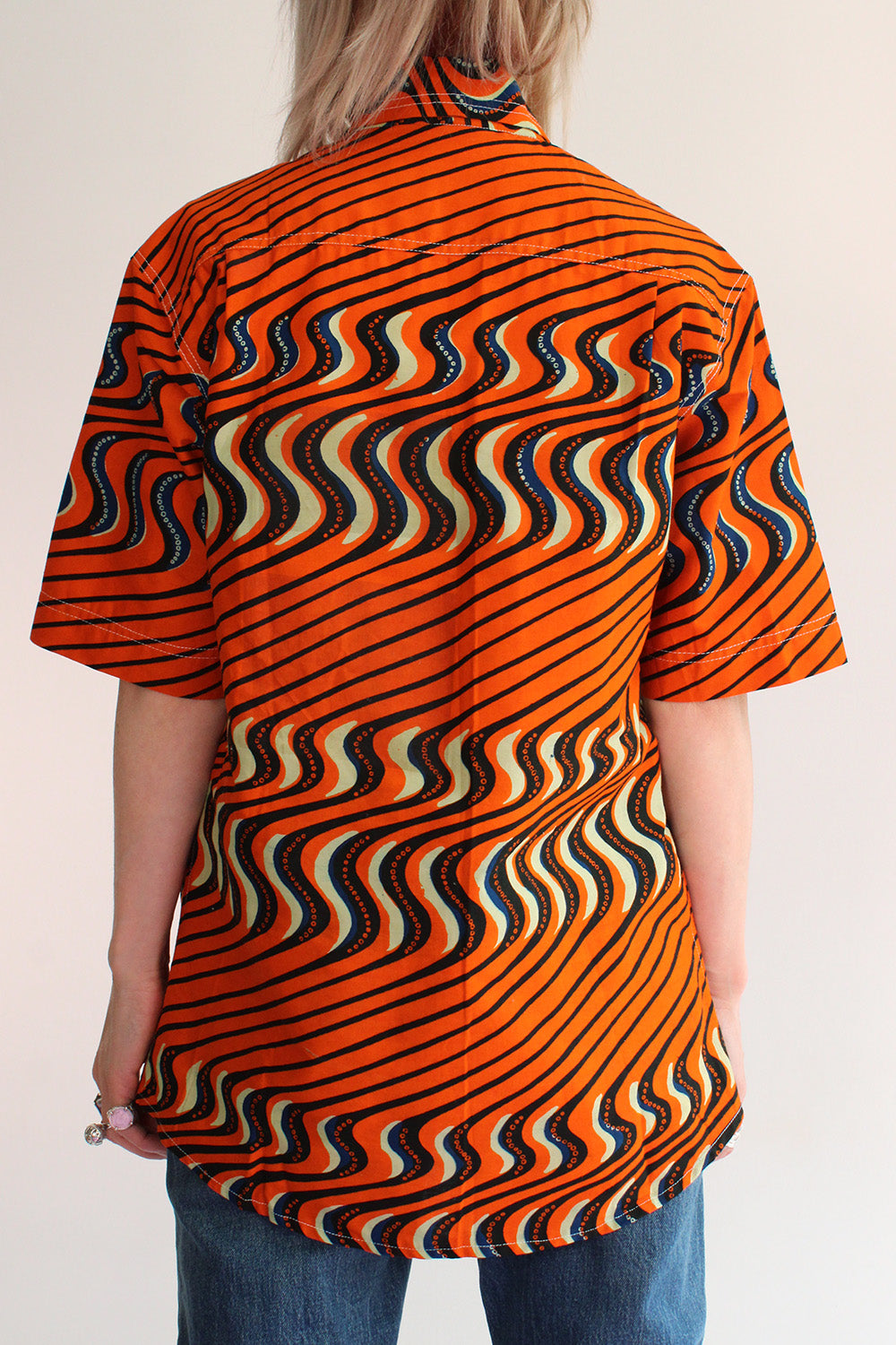 Achteraanzicht vintage 70s handgemaakt Batik shirt